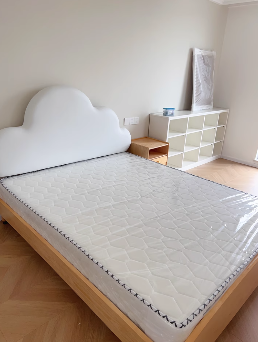  Cloud shaped baby bed 
