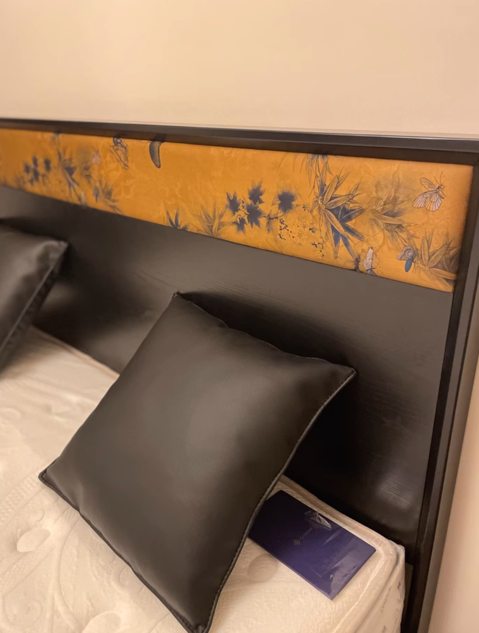  Classic style bed 