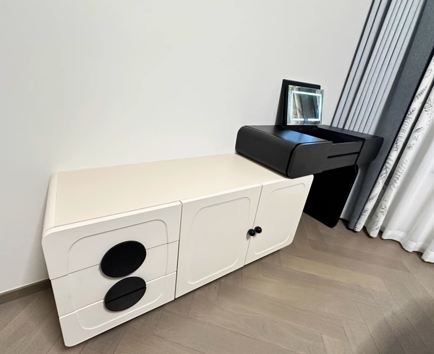  Dressing table with drawers and a hidden folding mirror 