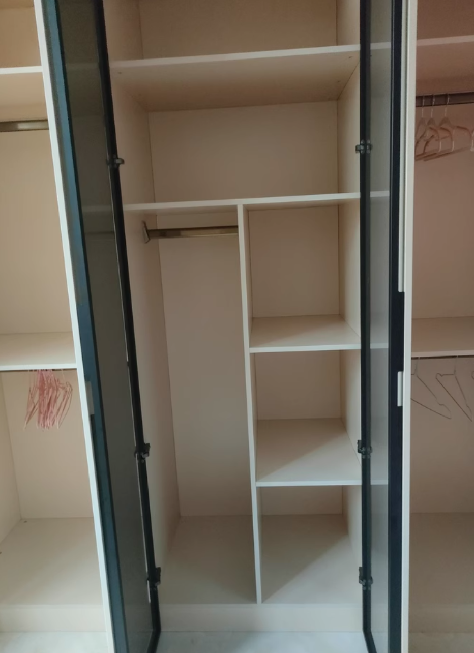  خزانة ملابس وايكو خشب مودرن بأبواب رمادية هندسية - دولاب ملابس كبير من KS-Furniture 