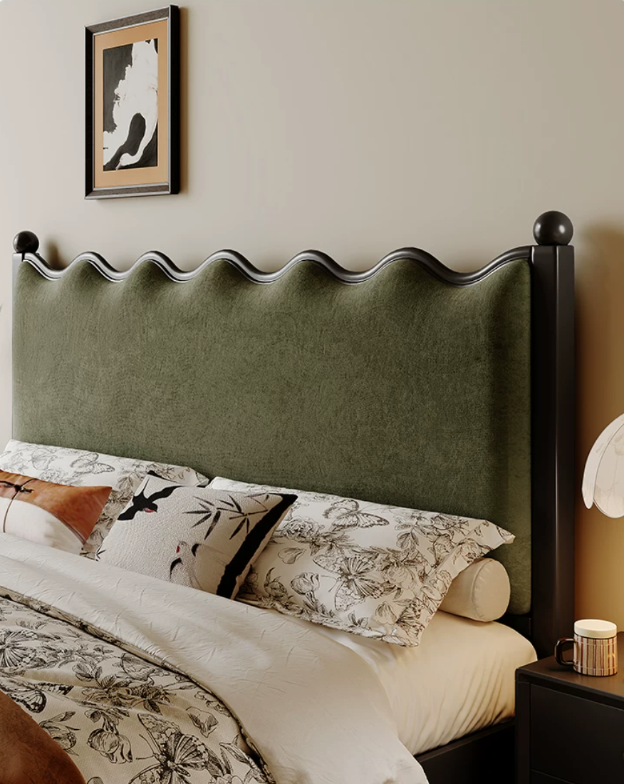  A wooden bed is Hwaningsrn 