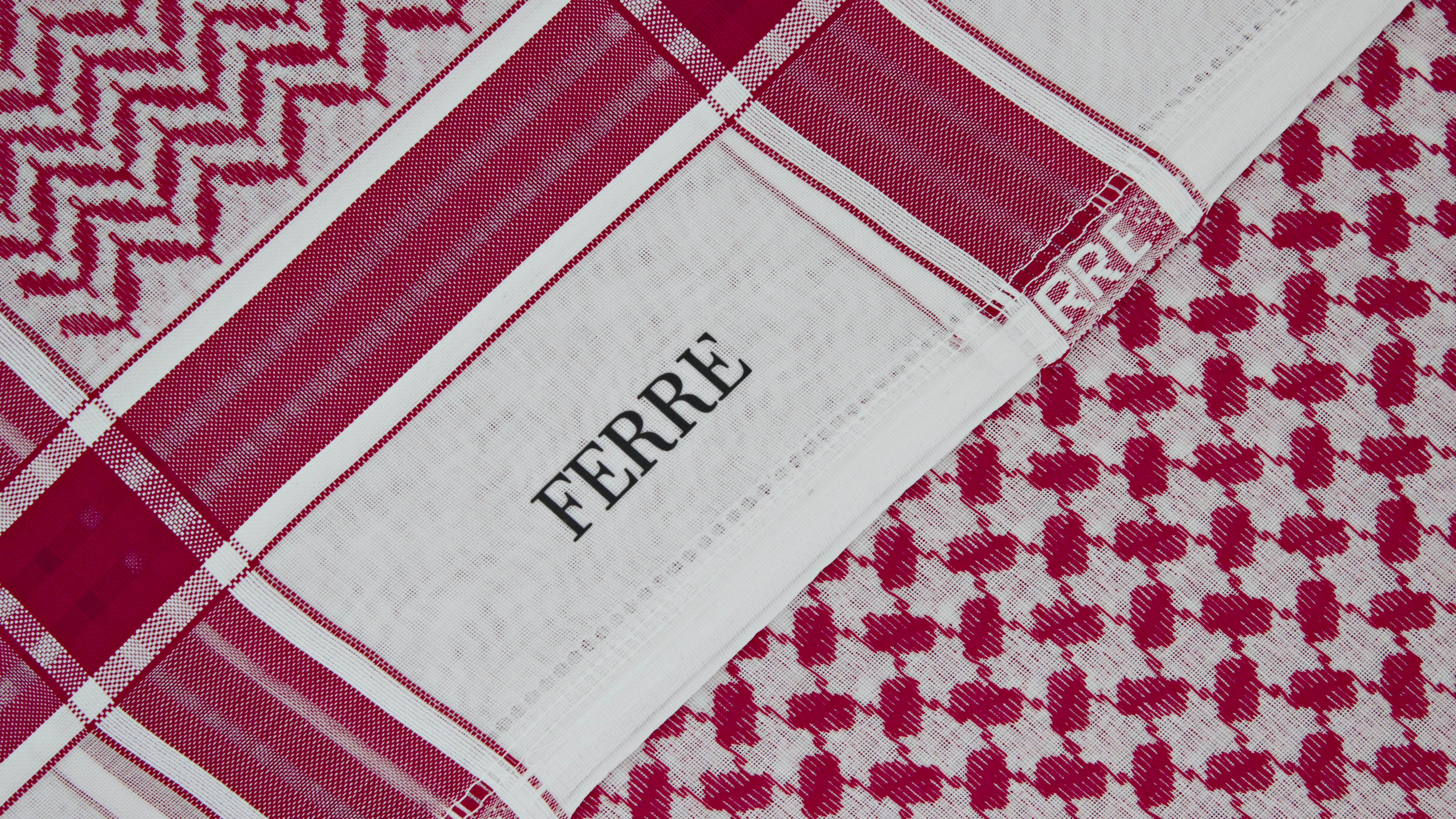نسيج شماغ فيري اف بي FERRE FP بلون احمر نقي