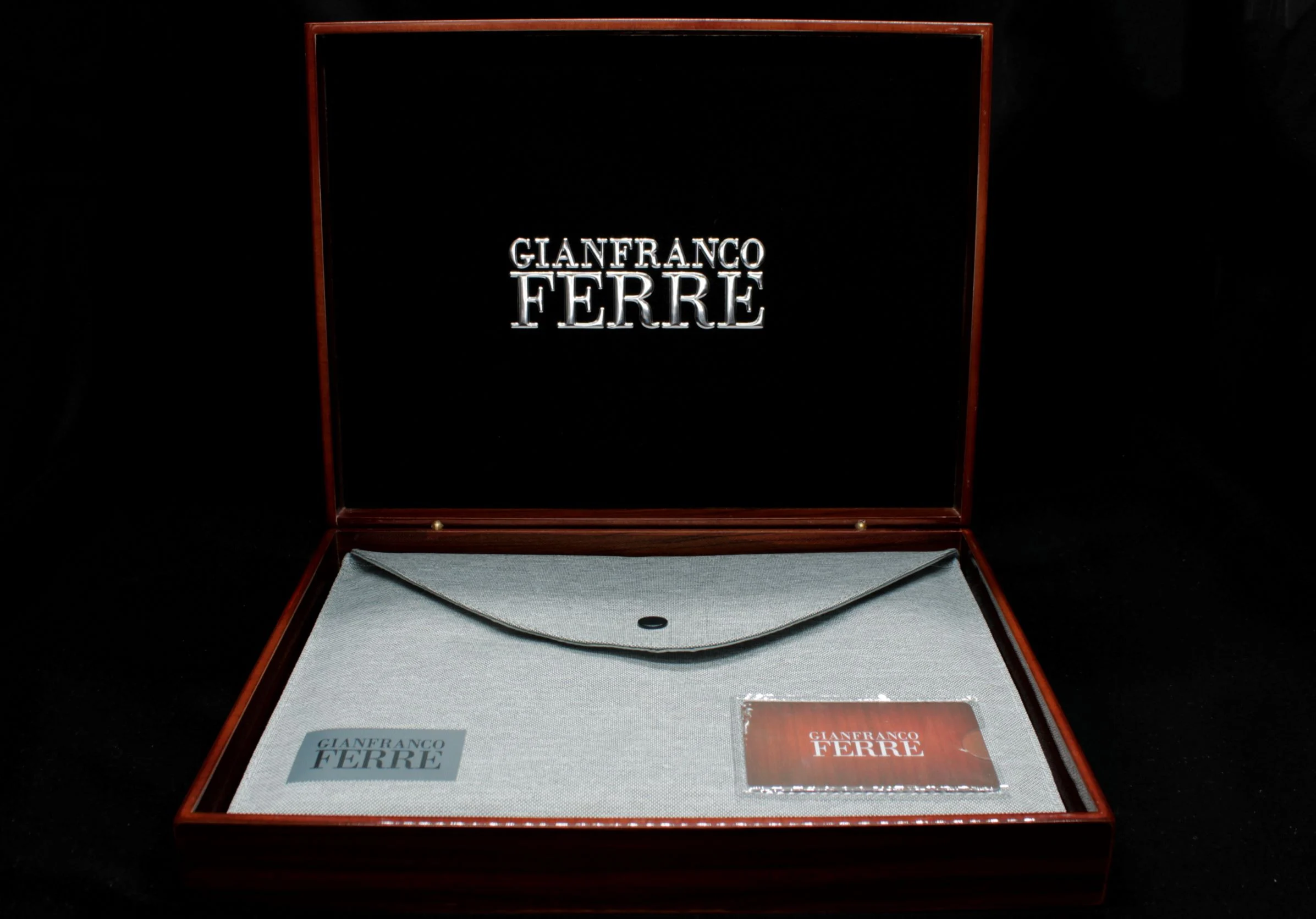 شماغ جيانفرانكو  فيري اف جي الأحمر  GIANFRANCO FERRY FG  مناسب للإهداء