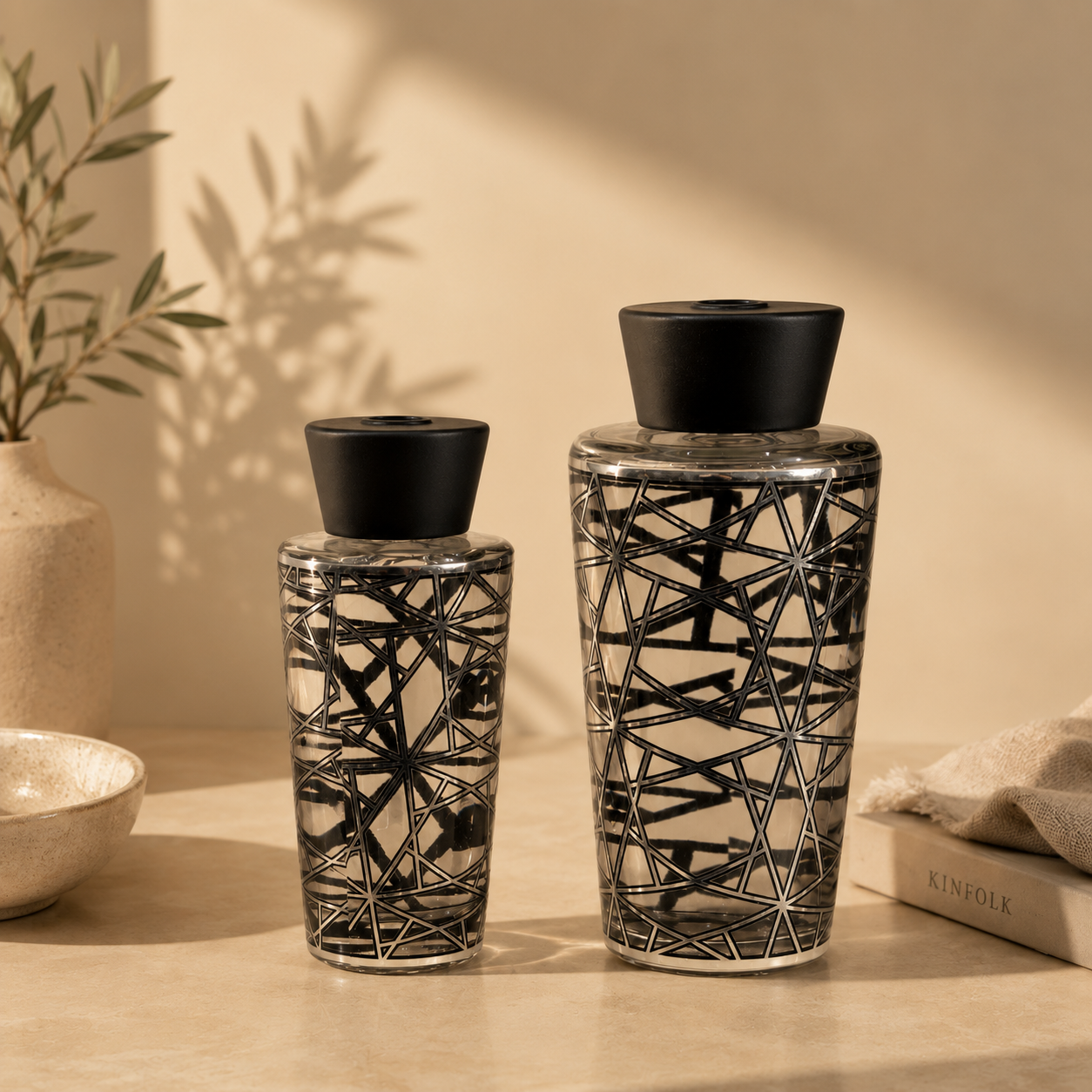  معطر جو اعواد بزجاجه انيقه وتصميم هندسى اسود وفضى مقاسين  