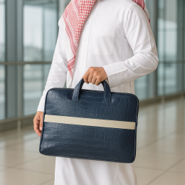 مجموعة حقائب عملية تعكس مسيرة التطور من التراث إلى التقنية.