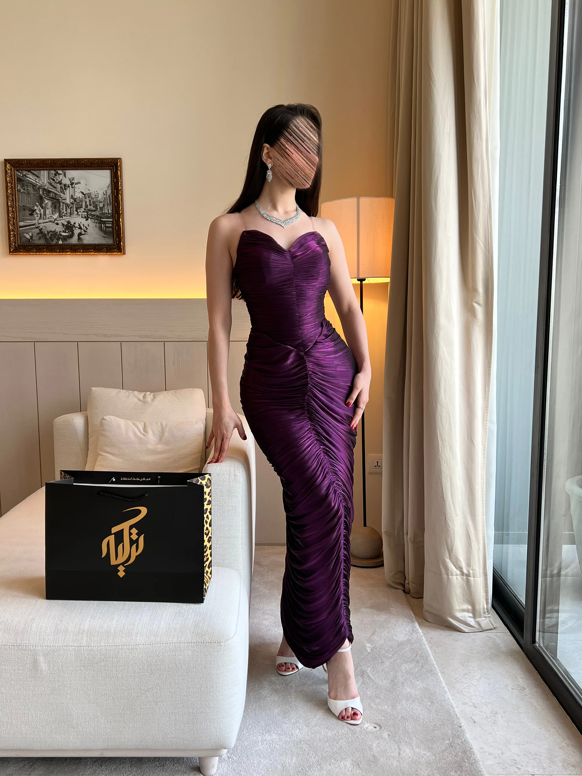 تعكس انسيابية التصميم الملاصق للجسم، وتألق قبة الصدر (Sweetheart) الأنيقة المعتمدة على حمالات شفافة تبرز نعومة الأكتاف.