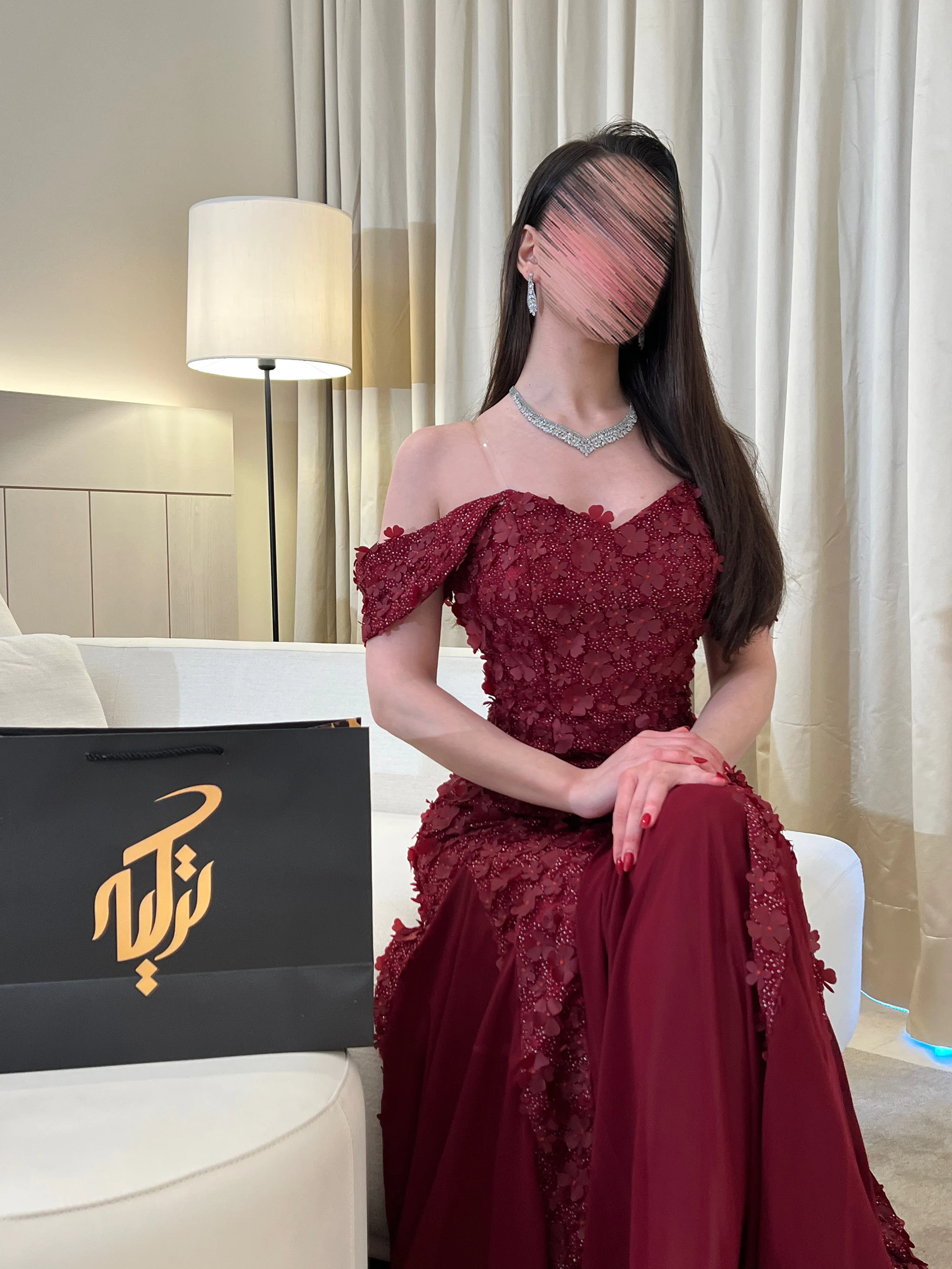 إطلالة بوضعية الجلوس تعكس رقي التصميم وتناسق الورود النافرة على كامل الصدرية والخصر، لإطلالة تنطق بالفخامة والوقار