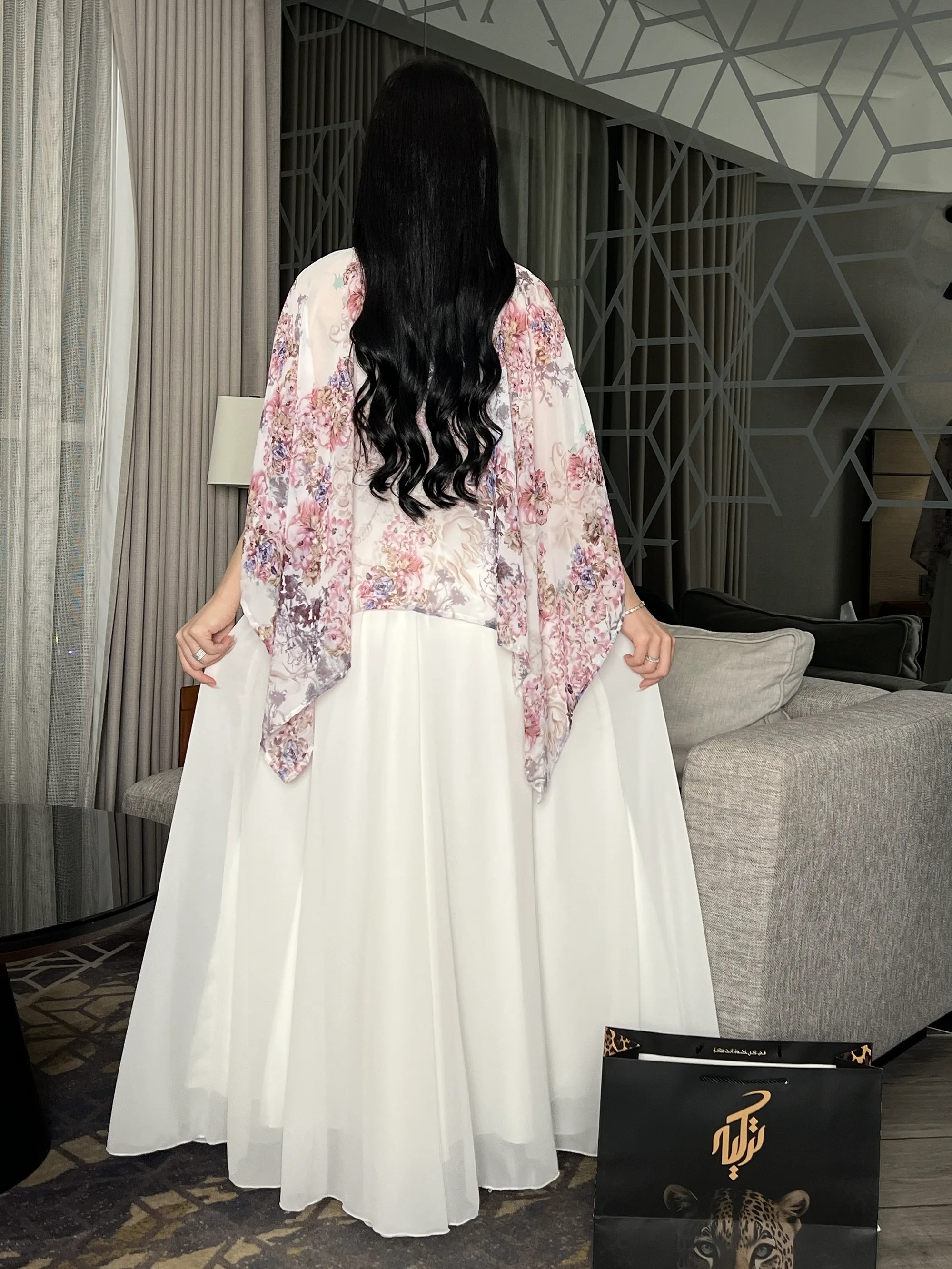 إطلالة خلفية تبرز كثافة كسرات البيليسيه (Pleats) التي تمنح الفستان فخامة استثنائية من كل الزوايا.