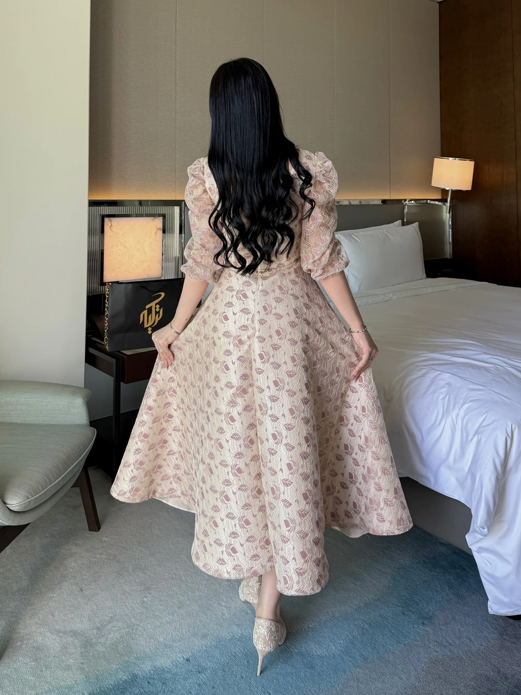 إطلالة خلفية توضح نظافة التفصيل وتصميم الظهر المحتشم مع السحاب المخفي.