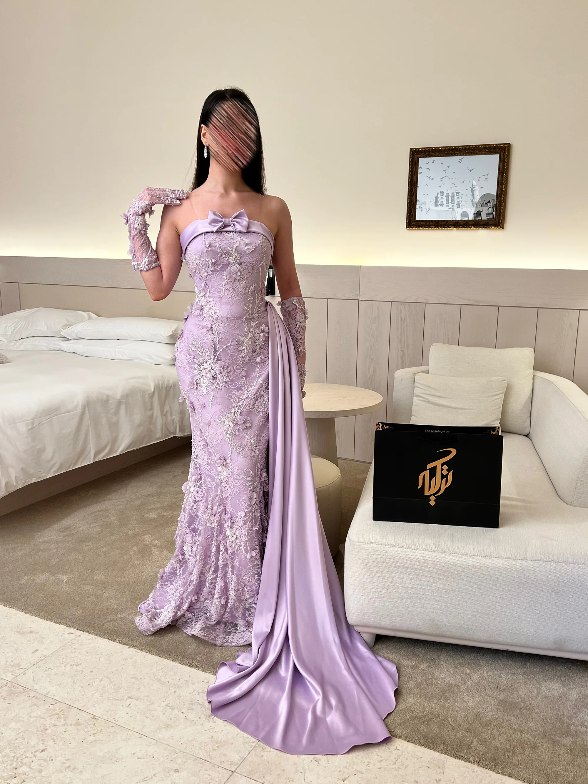  لقطة للأكمام المنفصلة التي تضفي لمسة عصرية متجددة وفخامة استثنائية على التصميم الكلاسيكي.