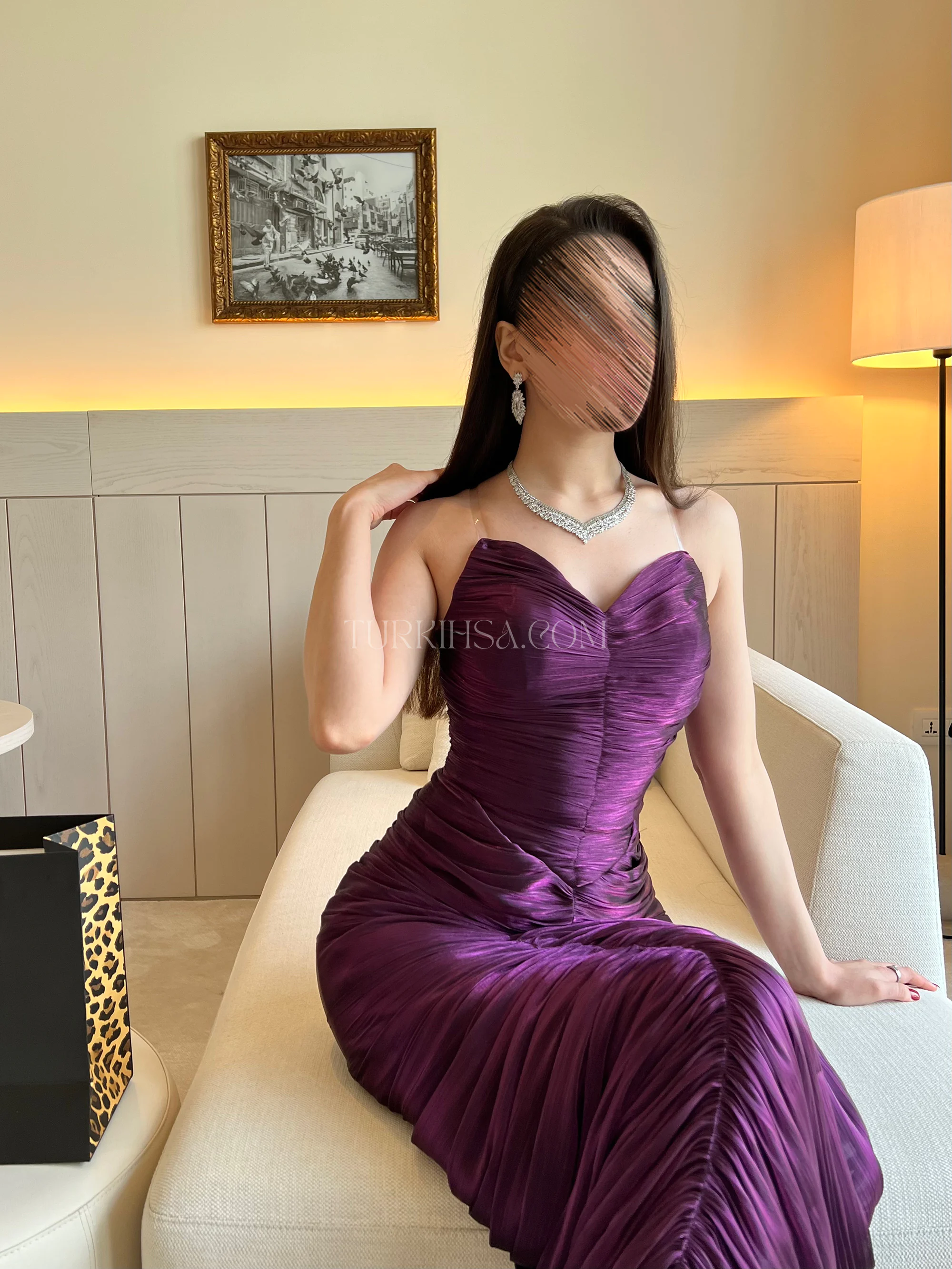 تظهر مرونة قماش الكرينكل الفاخر رغم قصة الفستان الماسكة، وتبرز تفاصيل الزم الأمامي الذي ينحت الخصر برقي فائق.