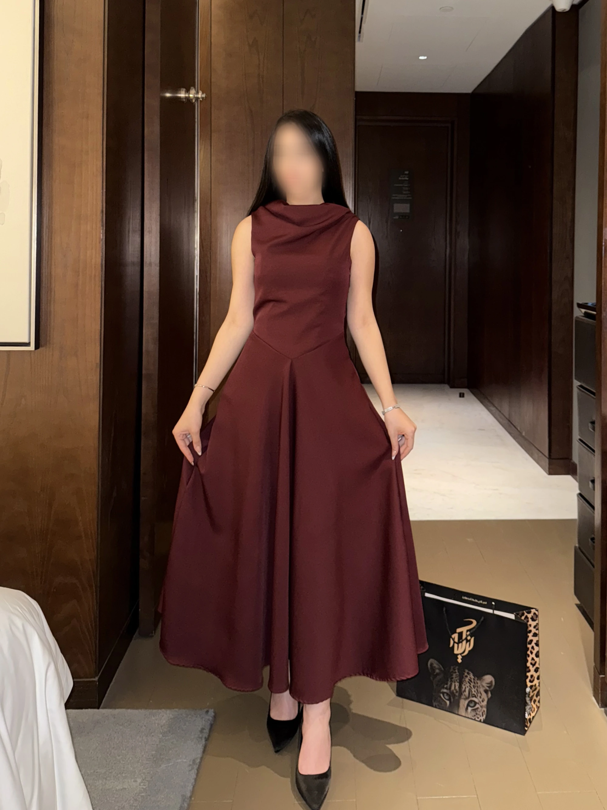 لقطة تعكس انسيابية قماش كريب الباربي المبطن وقوة حضوره في التصوير.