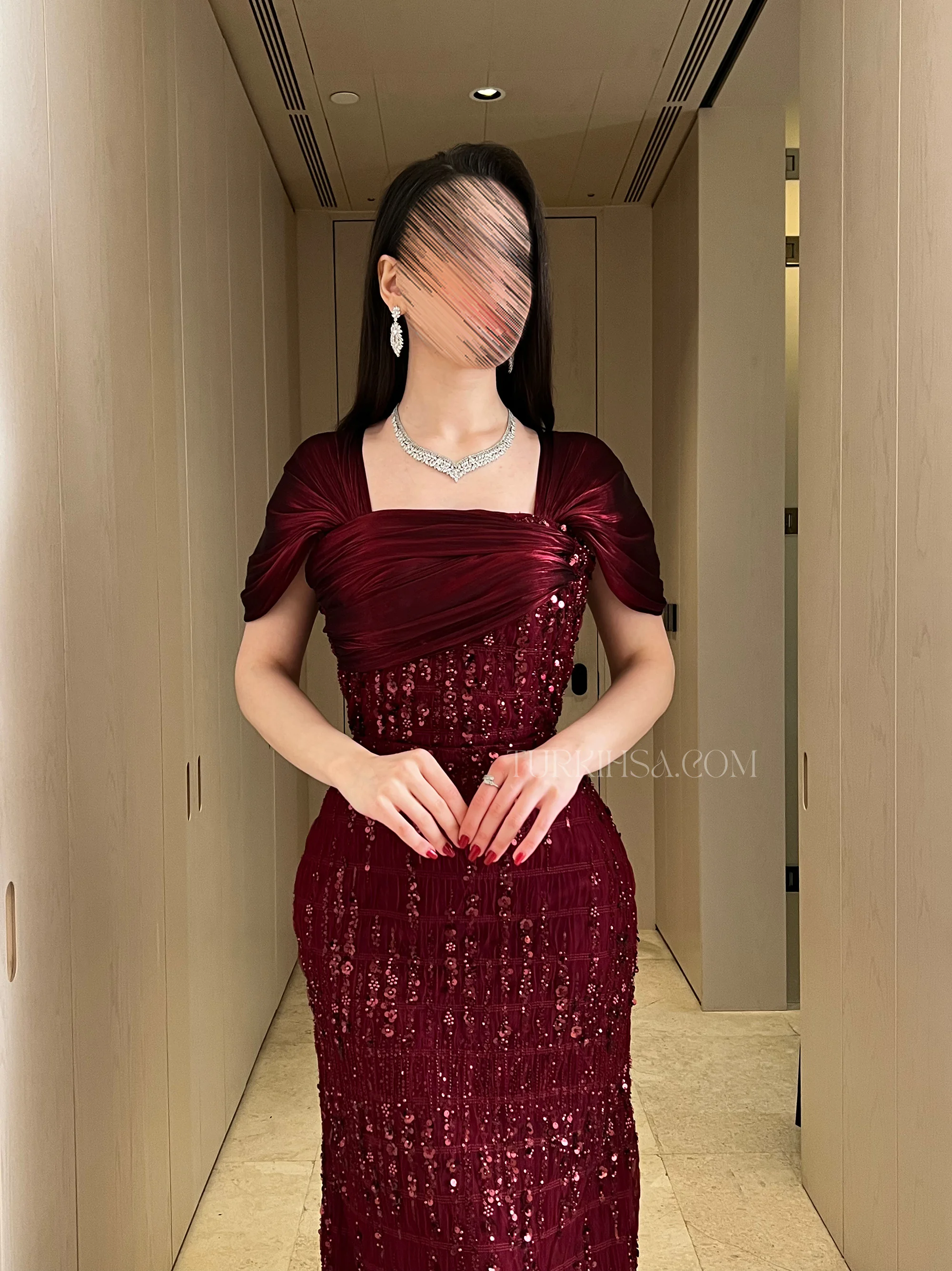 سلط الضوء على هيبة الياقة المربعة (Square Neck) والأكمام الكرينكل المطوية كـ 