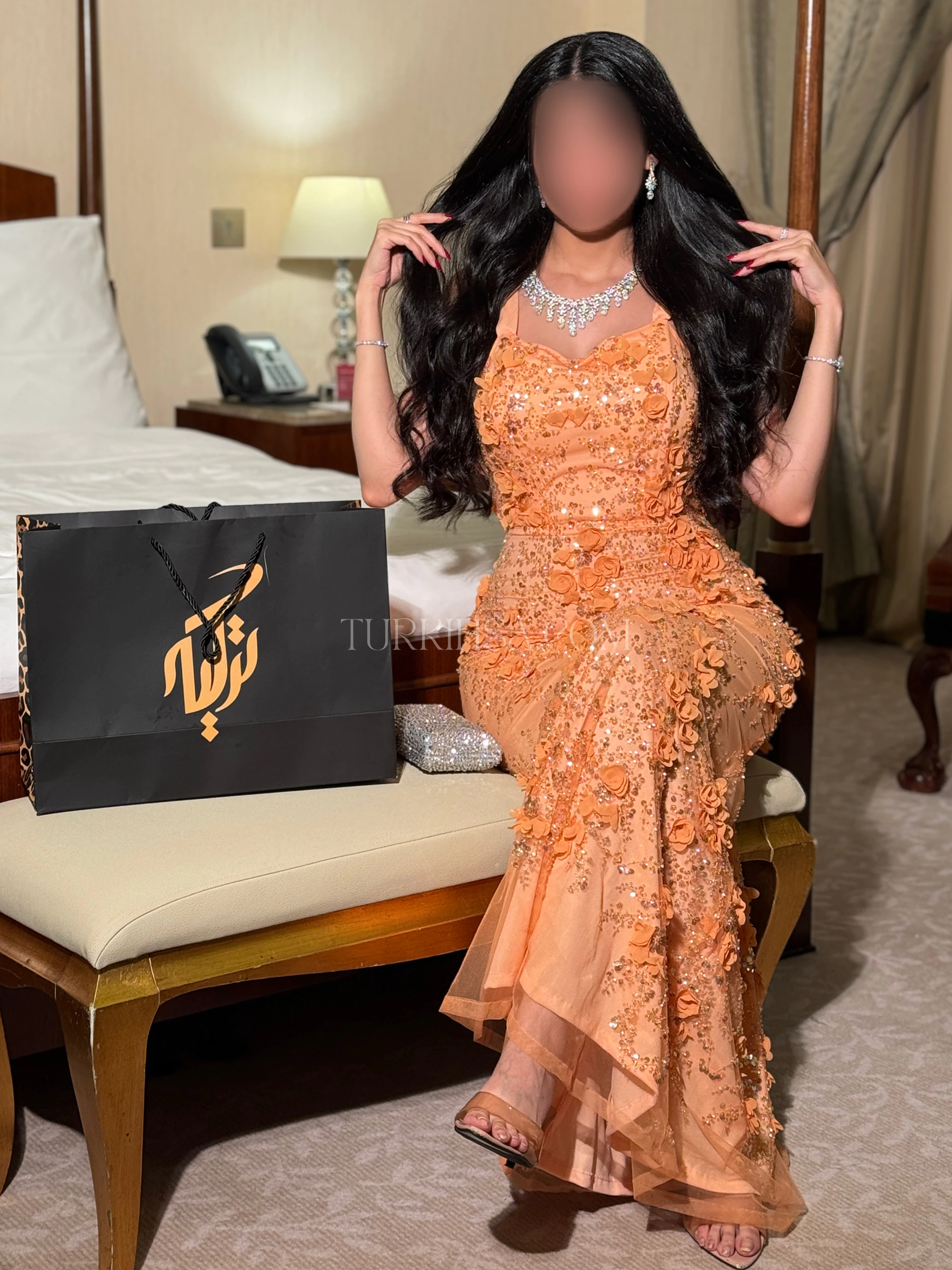 لقطة بوضعية الجلوس بجانب كيس تسوق 