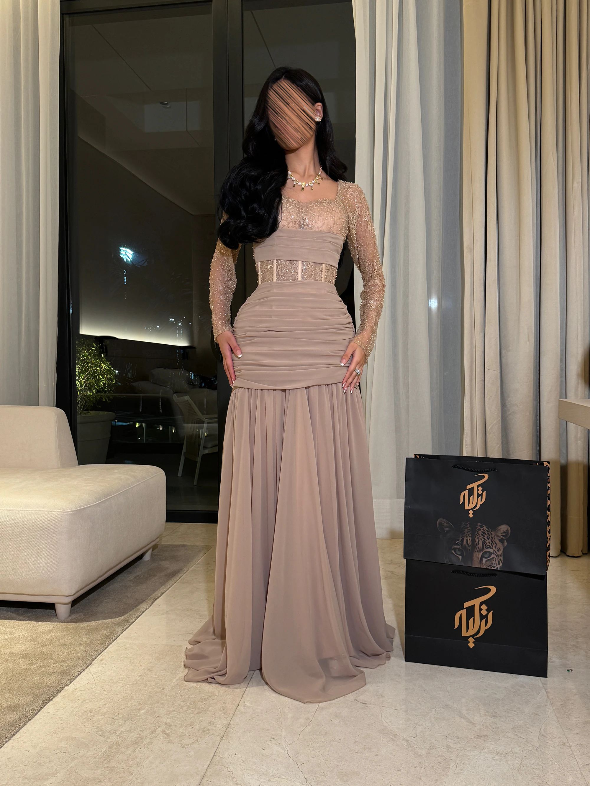 إطلالة أمامية كاملة تبرز تناسق التصميم مع الجسم، وتوضح قصة الخصر المنحوت بفضل الكورسيه والزمزمة العرضية.