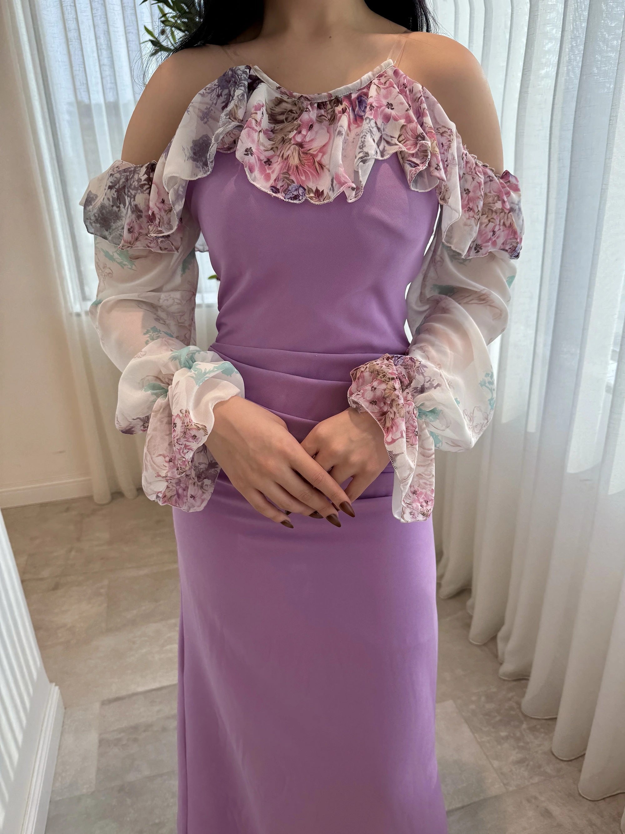 لقطة قريبة (Close-up) توضح دقة تفاصيل الشيفون المورد وجمال الثنيات (Ruffles) حول الصدر.