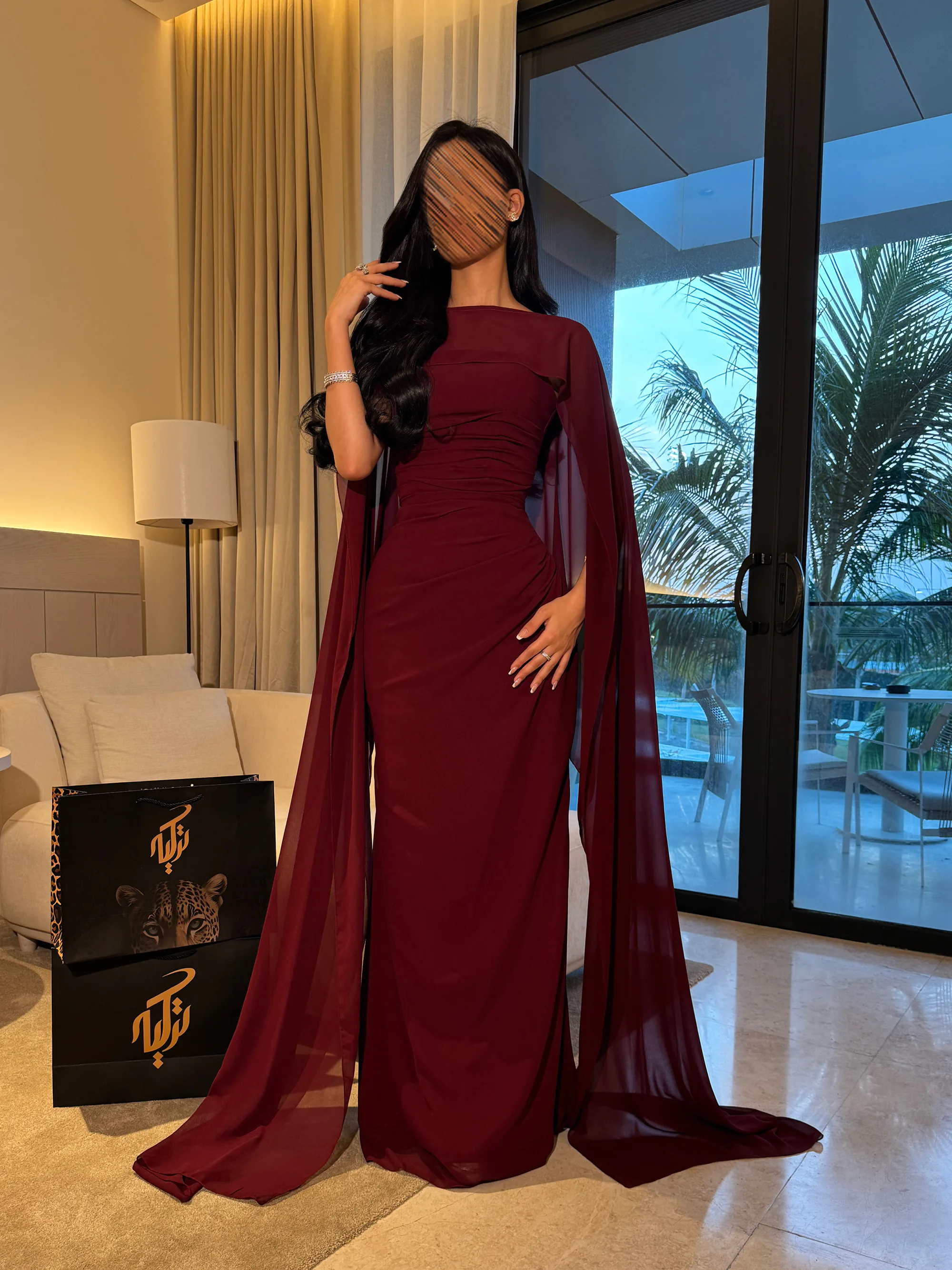انسيابية قماش الشيفون جورجيت الفاخر والطول الملكي للفستان (60 إنش) المنسجم مع طول الكيب الممتد للأرض ليخطف الأنظار في مناسباتك.
