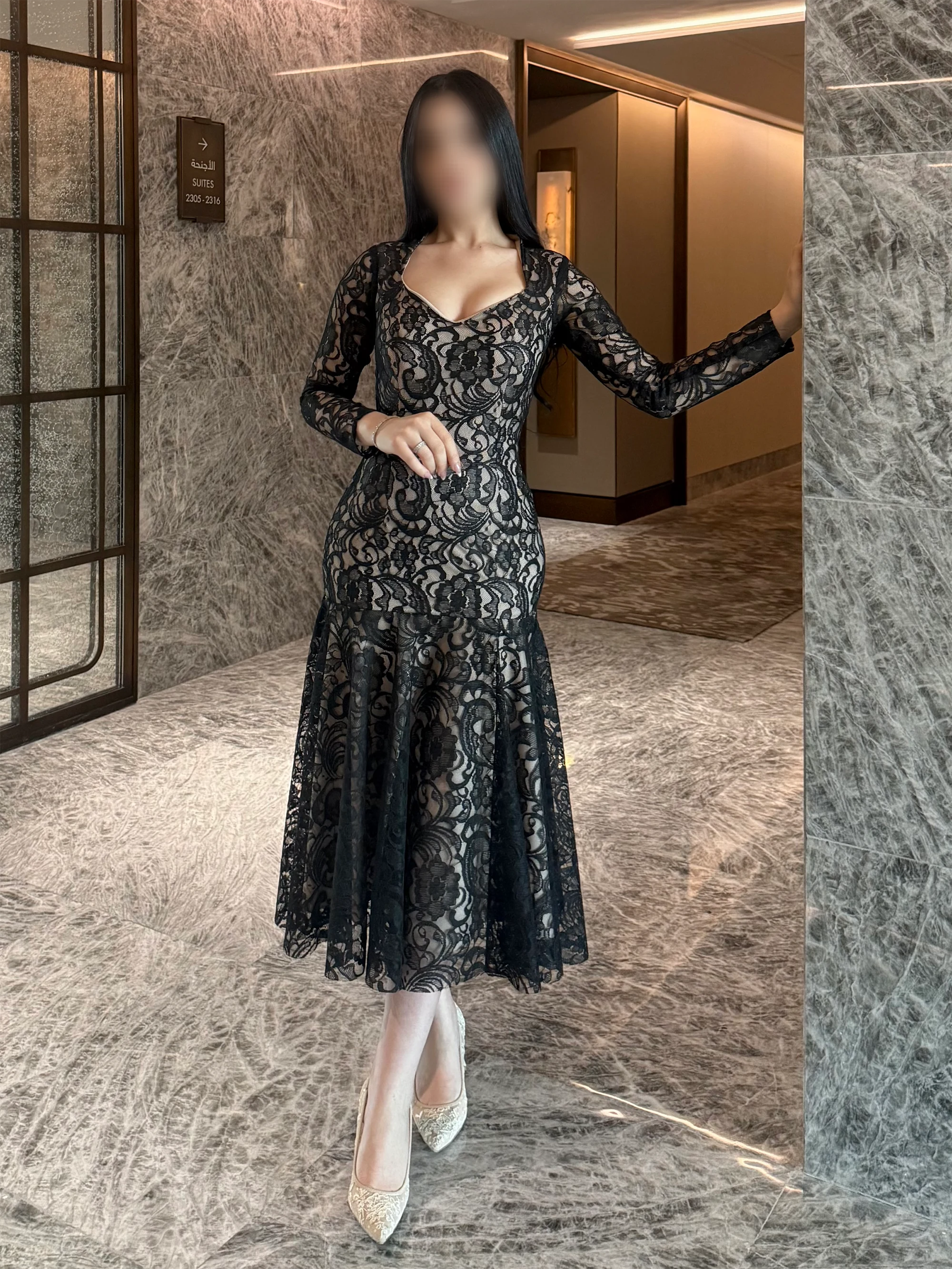 إطلالة أمامية كاملة تبرز رزة اللون الأسود والقصة المحددة للقوام (Slim-fit) التي تمنحكِ طولاً وجاذبية.