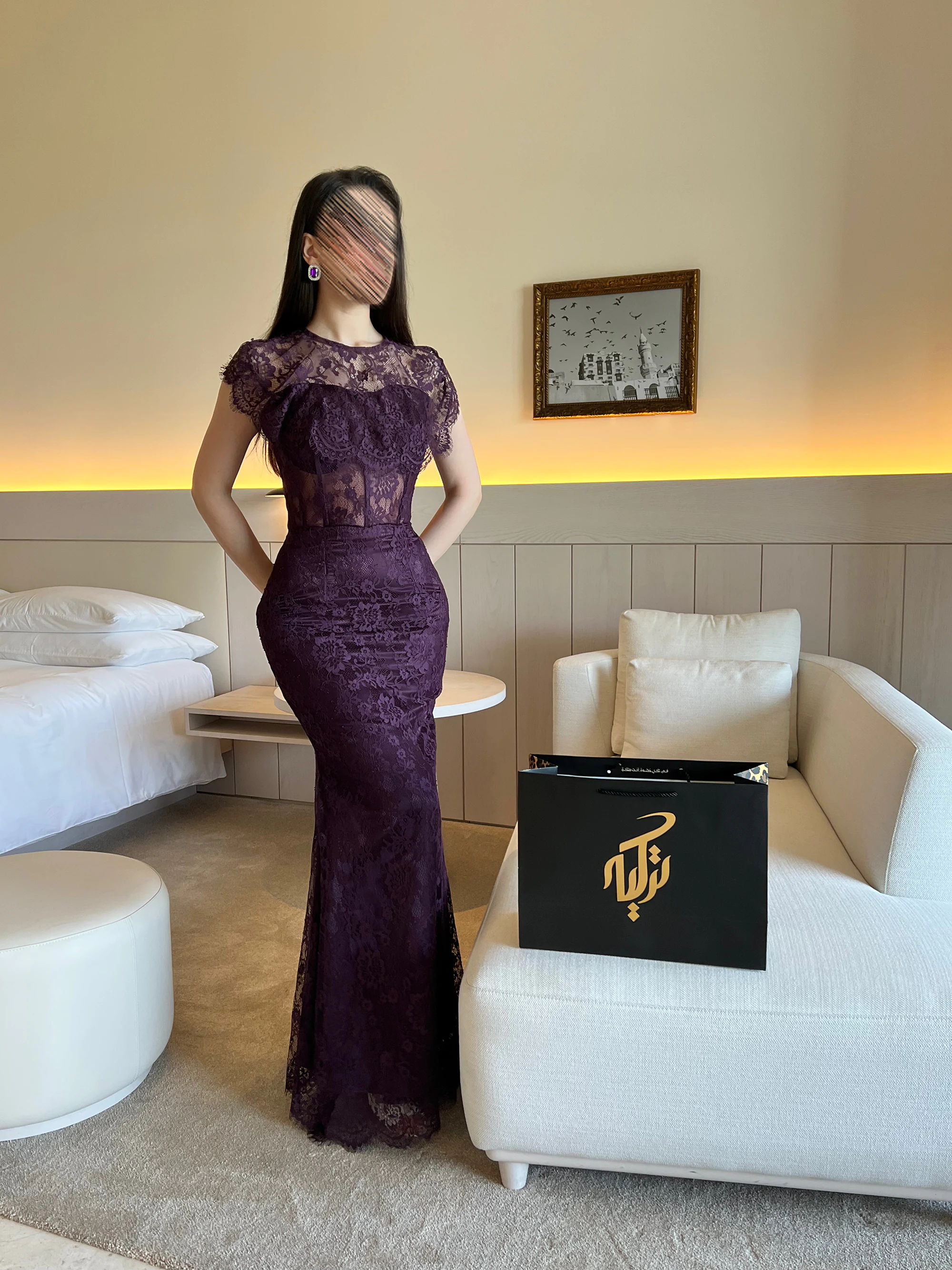 تعكس الأنوثة الراقية للتصميم وهيكل الكورسيه المنحوت، مع تفاصيل الأكمام القصيرة المنسدلة بنعومة.