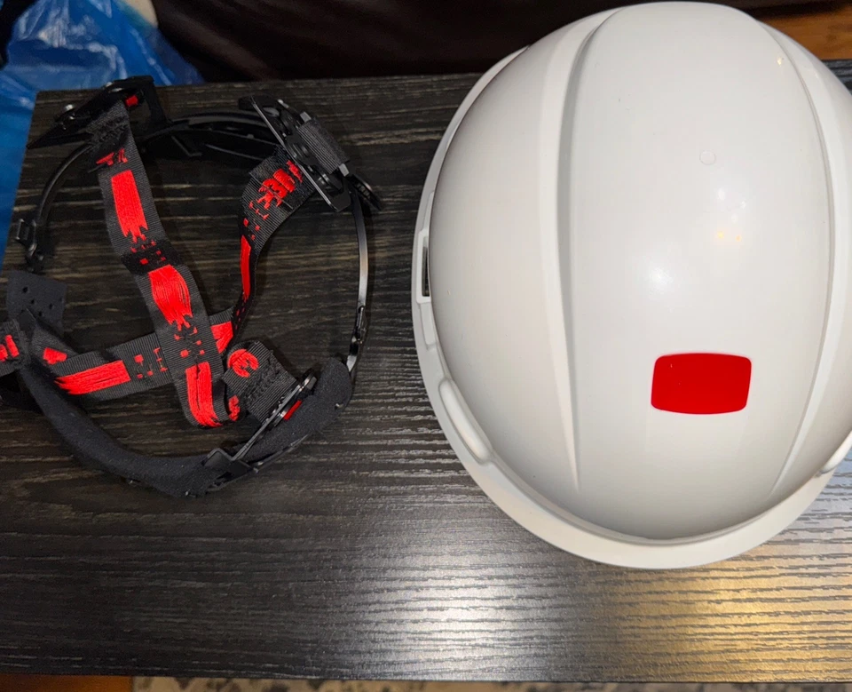 خوذة سلامة 3M SecureFit H-701SFR عرض خلفي يوضح آلية الشد السريع ومؤشر UV
