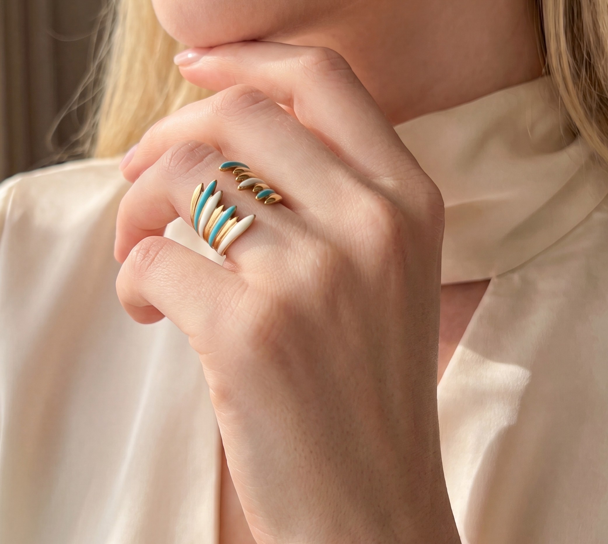  خاتم من الذهب الأصفر بتصميم مفتوح مرصع بالفيروز والصدف