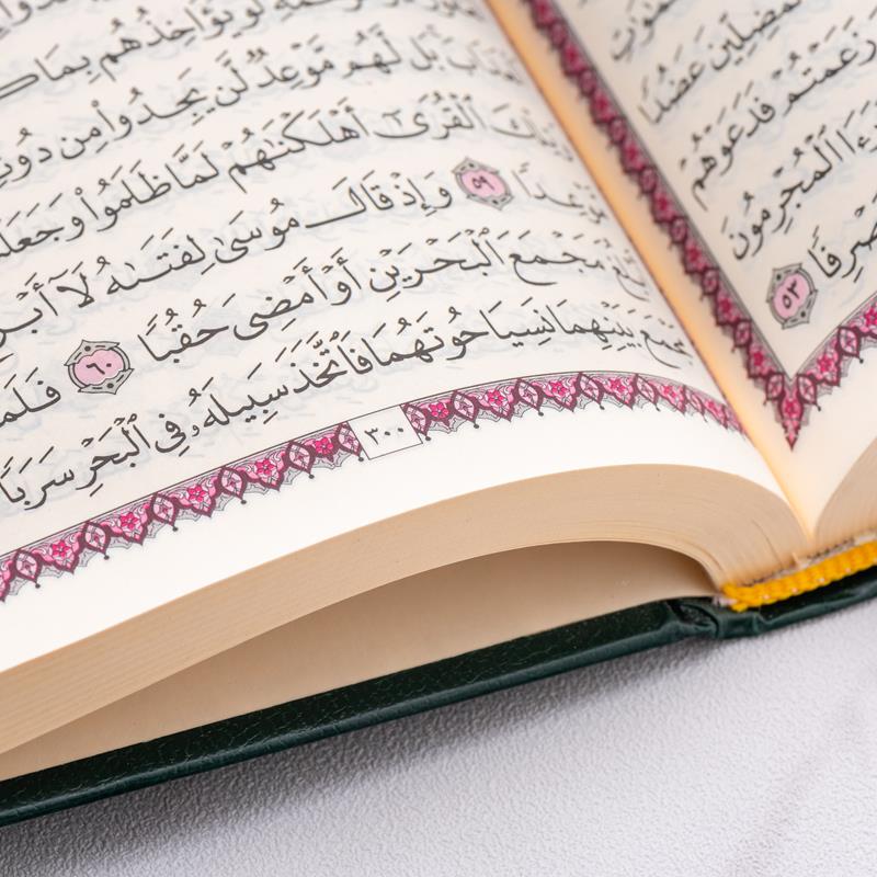 صندوق خشبي مع مصحف 4