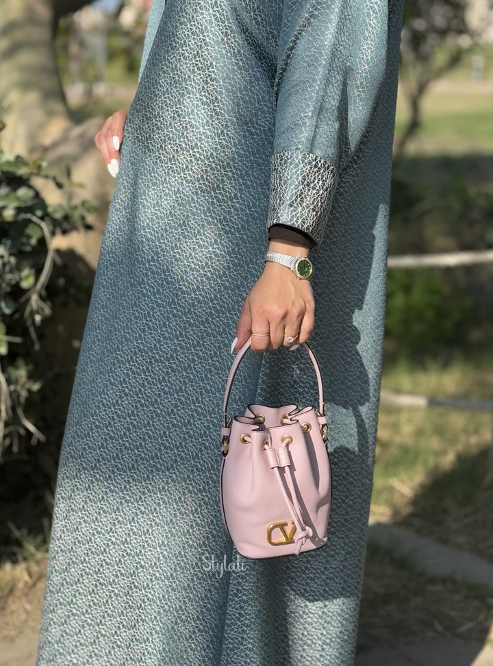  حقيبة باكيت ميني من جلد نابا وبشعار حرف في ماركة فالنتينو 