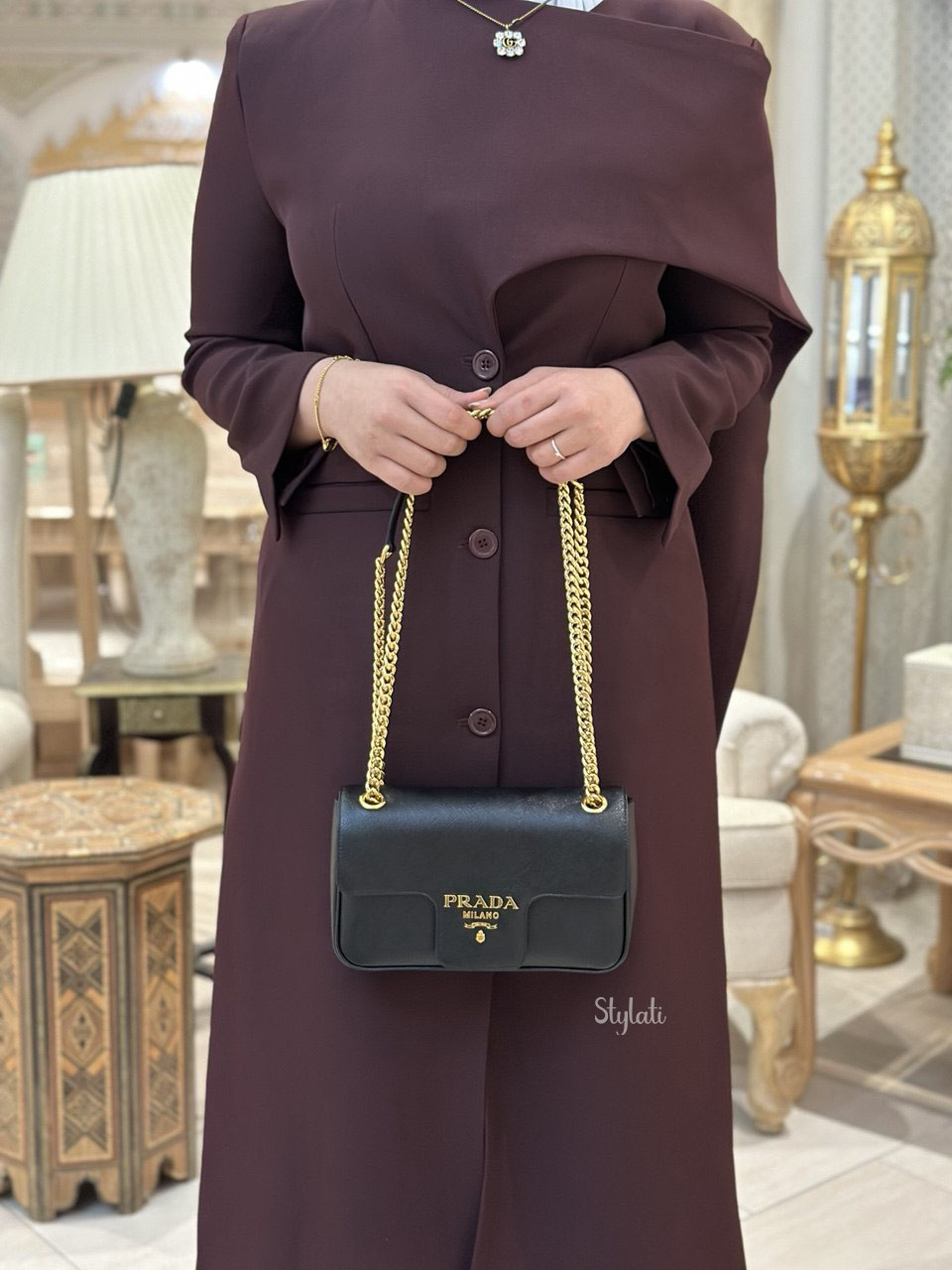  حقيبة كتف برادا باللون الأسود 