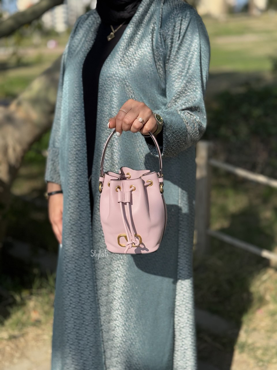  حقيبة باكيت ميني من جلد نابا وبشعار حرف في ماركة فالنتينو 