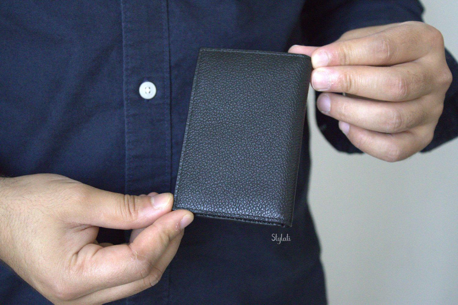  حامل بطاقات برادا باللون الأسود 