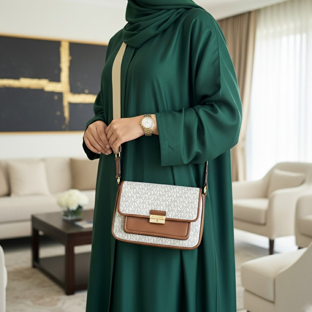 حقيبة برادشو ميسنجر متوسطة بتوقيع الشعار بلون الفانيلا ماركة مايكل كورس 