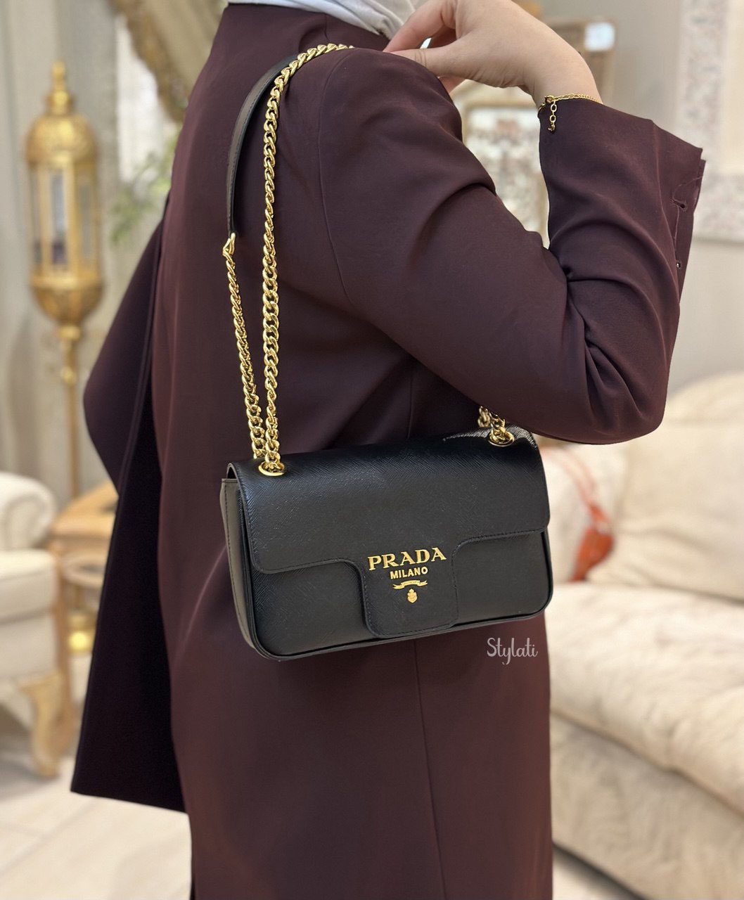  حقيبة كتف برادا باللون الأسود 