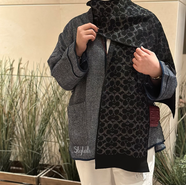  شال مميز بتصميم ميتاليك مغطى بلون اسود ماركة كوتش 