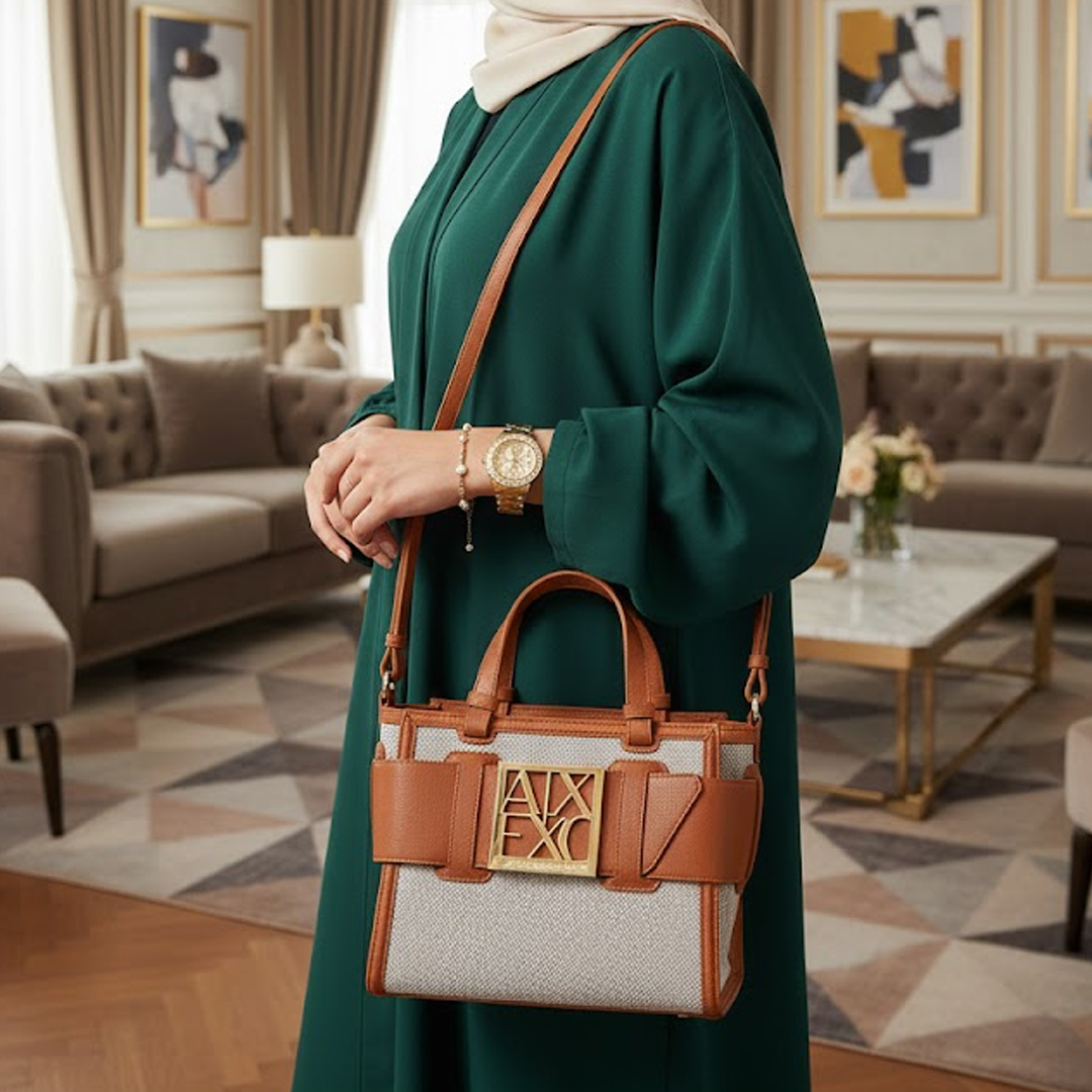  حقيبة ساتشل ماركة أرماني إكستشينج باللونين الأبيض والبني 