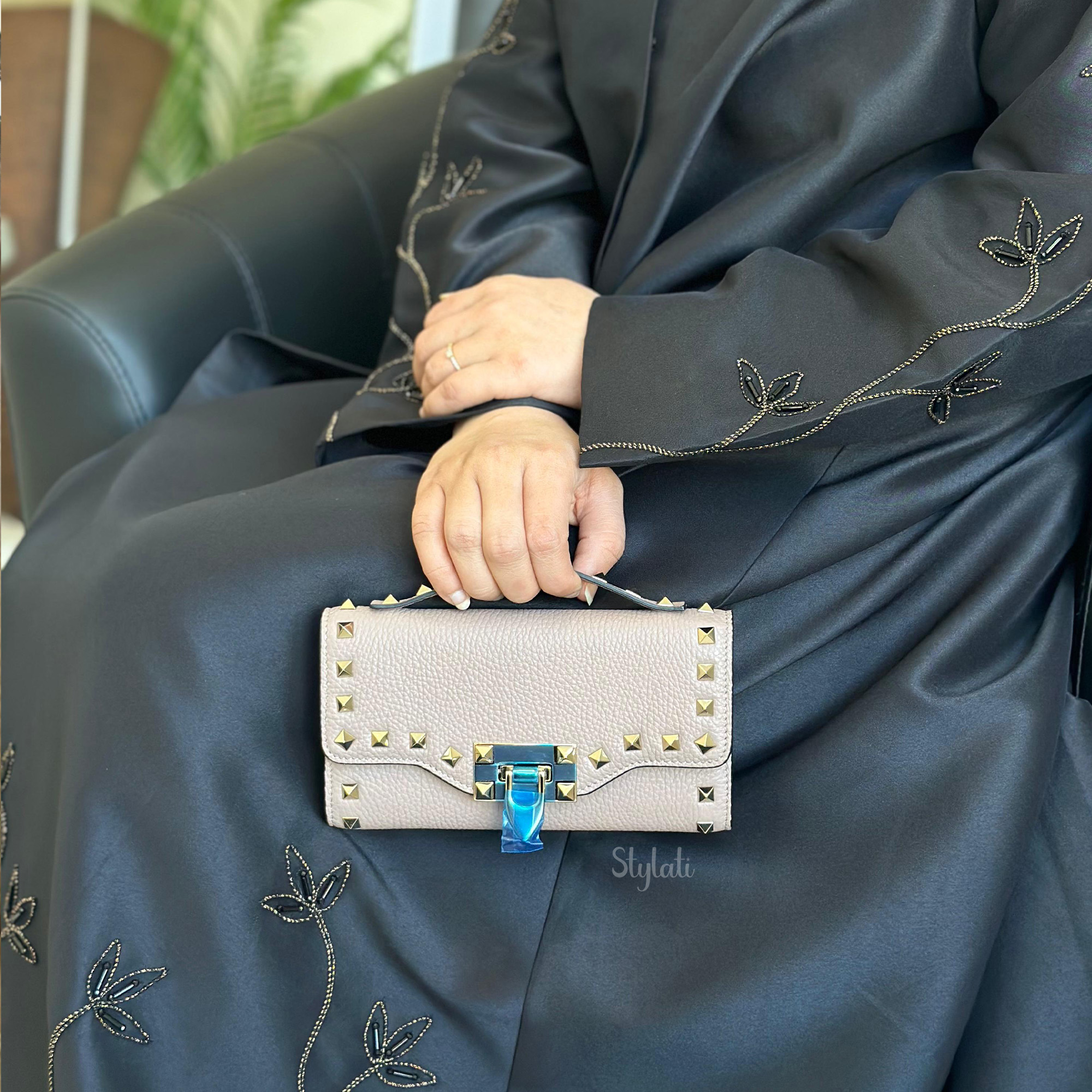  حقيبة روك ستد بسلسلة - لون بيج ماركة فالنتينو 