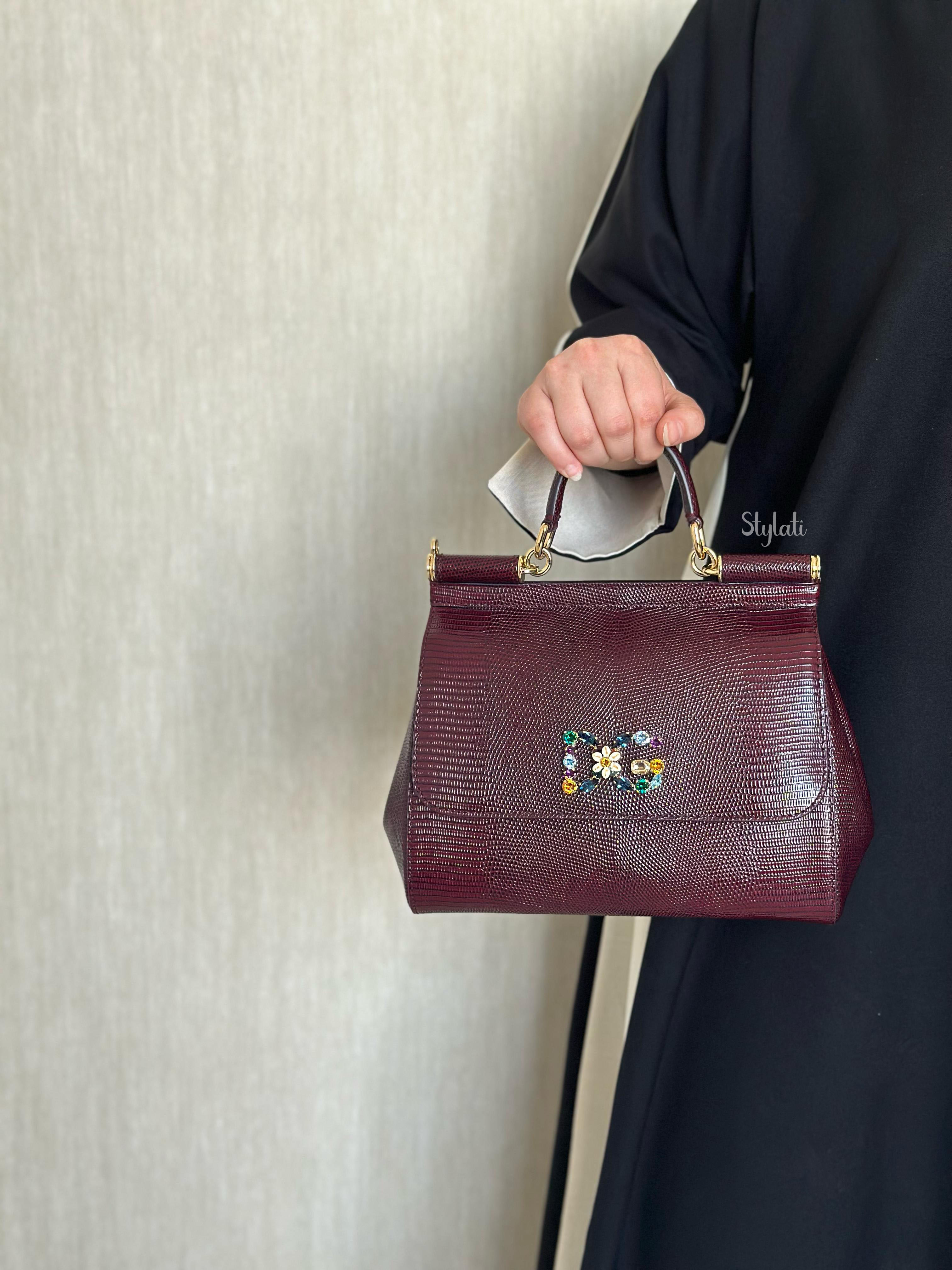  حقيبة يد سيسلي من جلد عجل بنقشة الإغوانا ماركة دولتشي اند غابانا باللون العنابي 