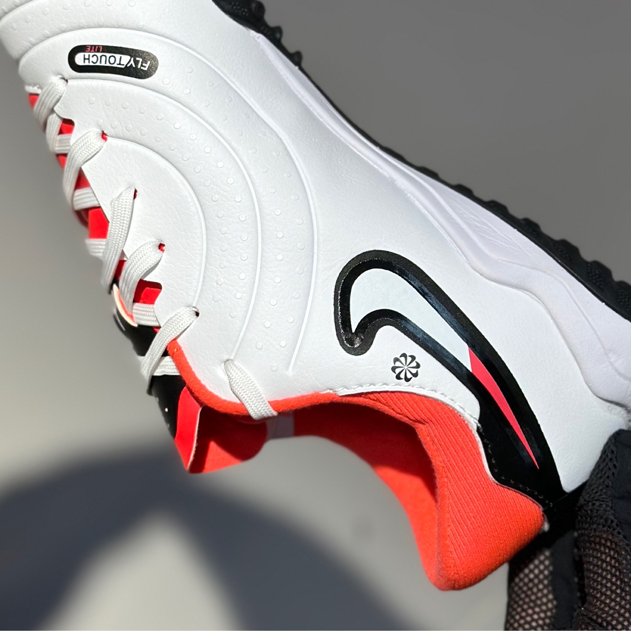  Nike Tempo/العشب الصناعي 