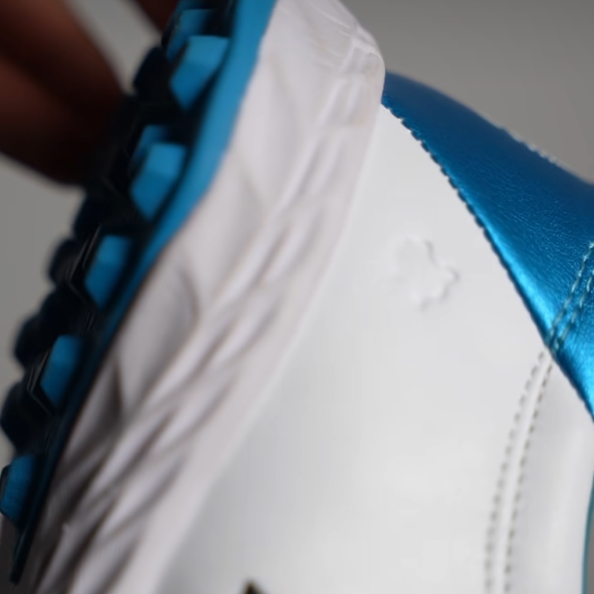  Adidas / للعشب الصناعي 