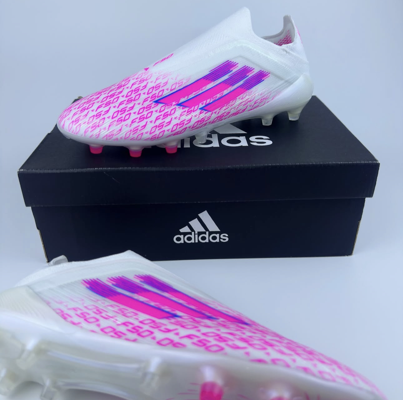  adidas / خاص بالعشب الطبيعي 