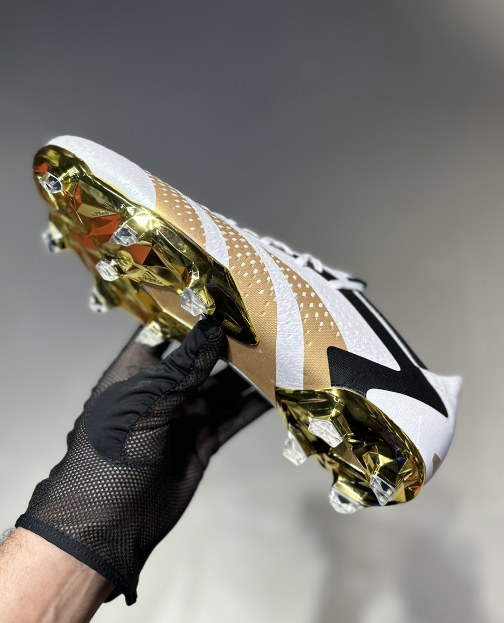  adidas  / خاص بالعشب الطبيعي 