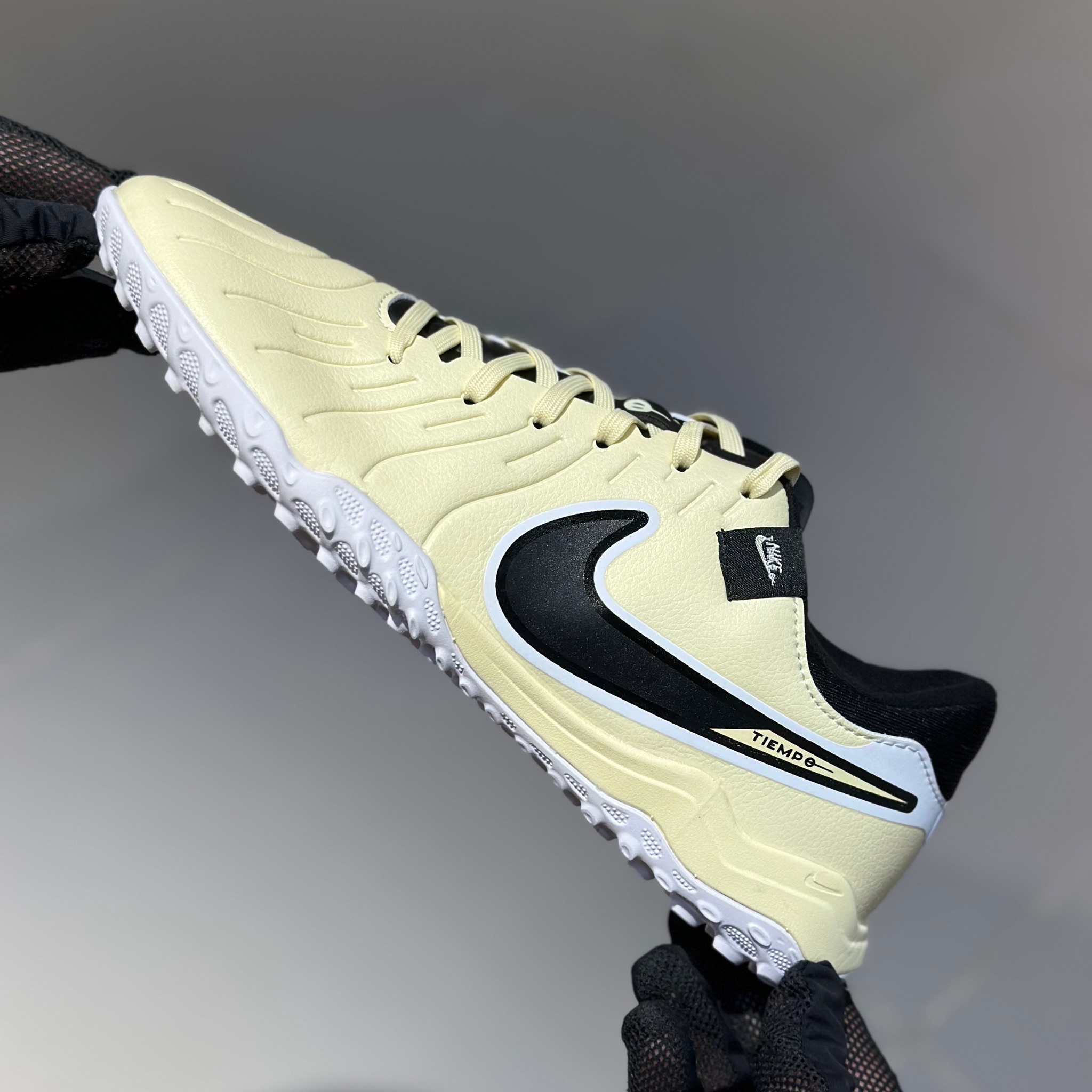  Nike Tiempo / خاص بالعشب الصناعي 