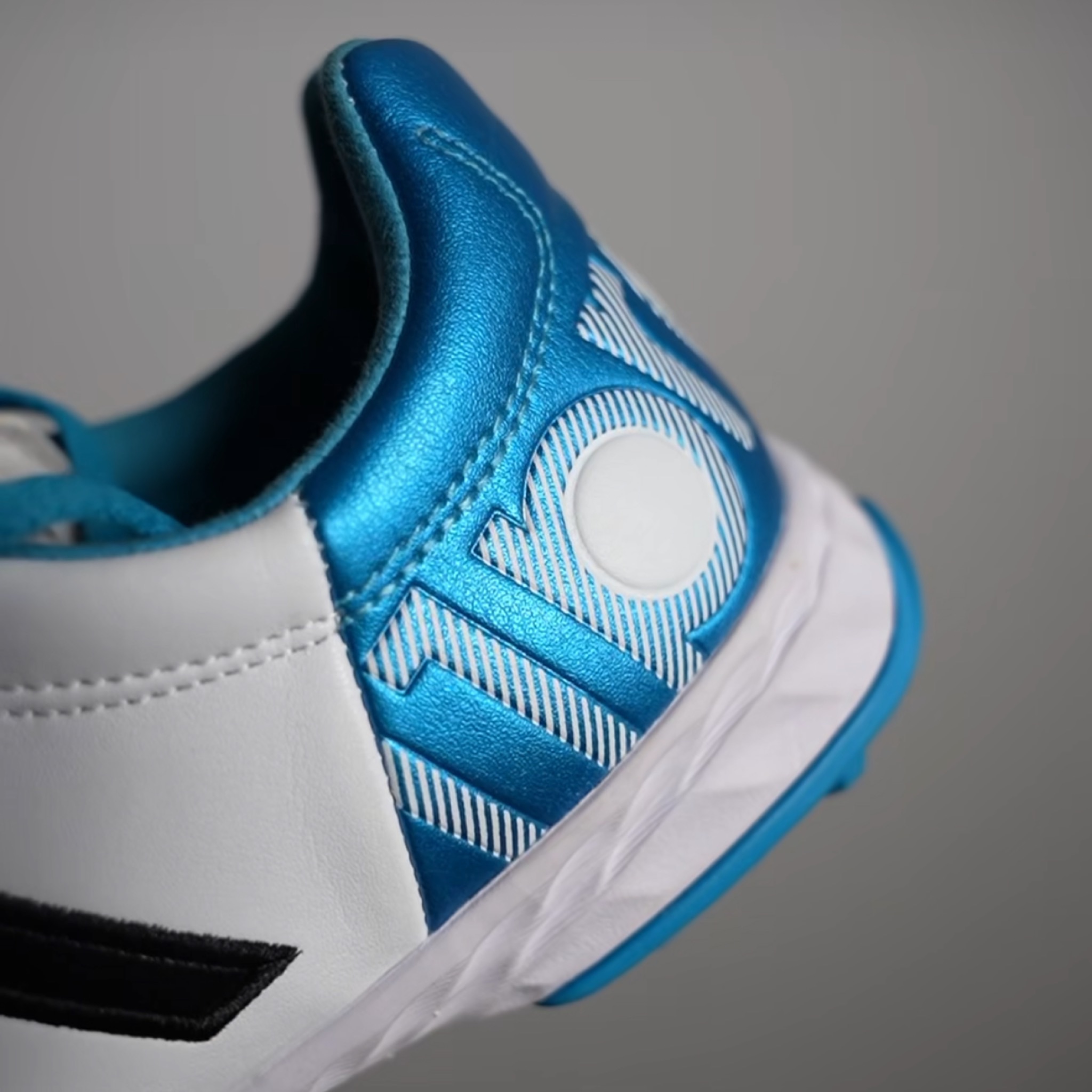  Adidas / للعشب الصناعي 