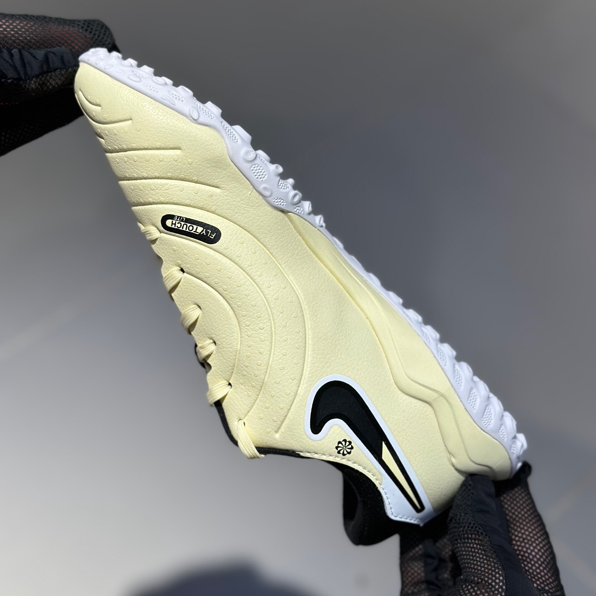  Nike Tiempo / خاص بالعشب الصناعي 
