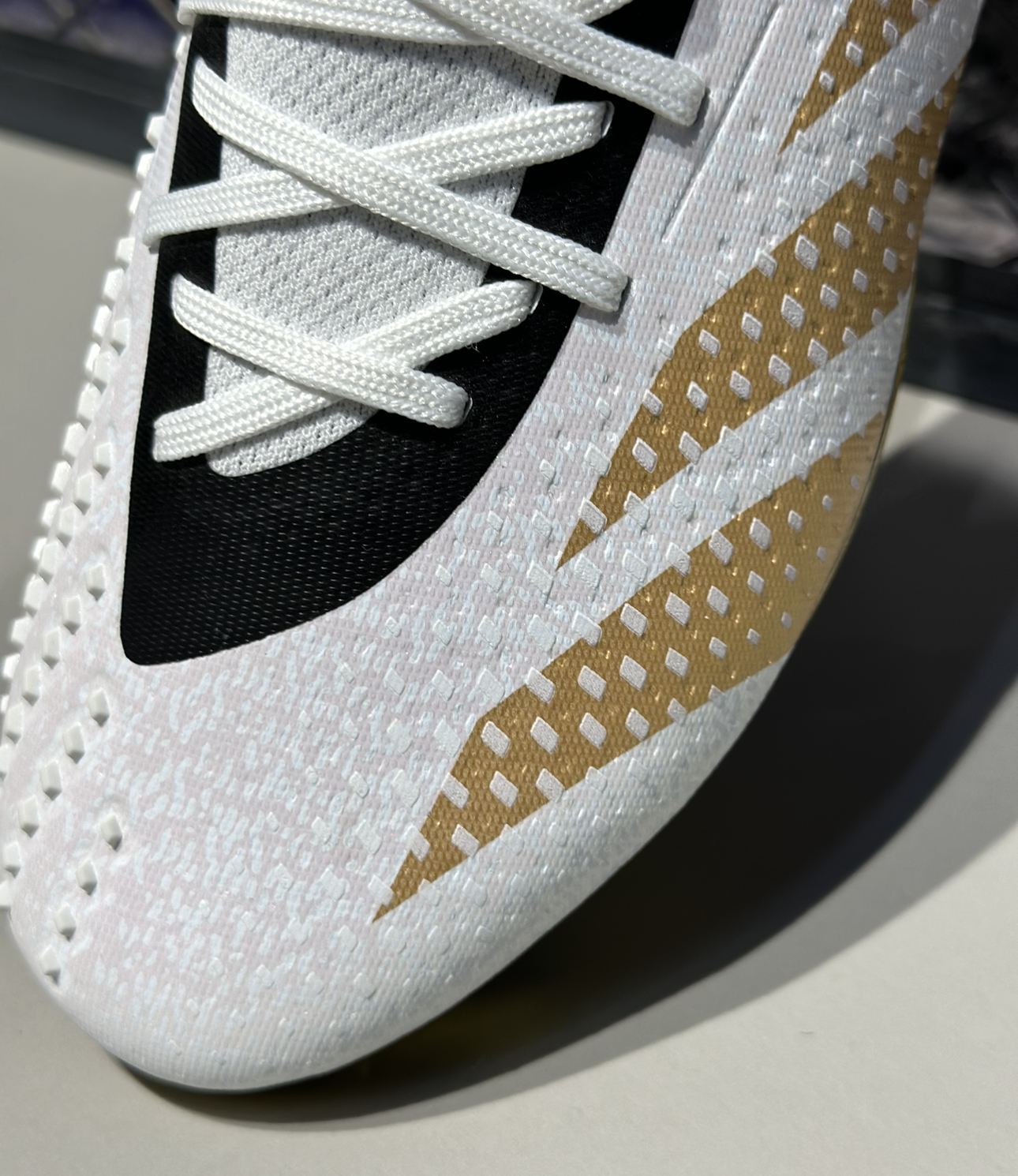  adidas  / خاص بالعشب الطبيعي 