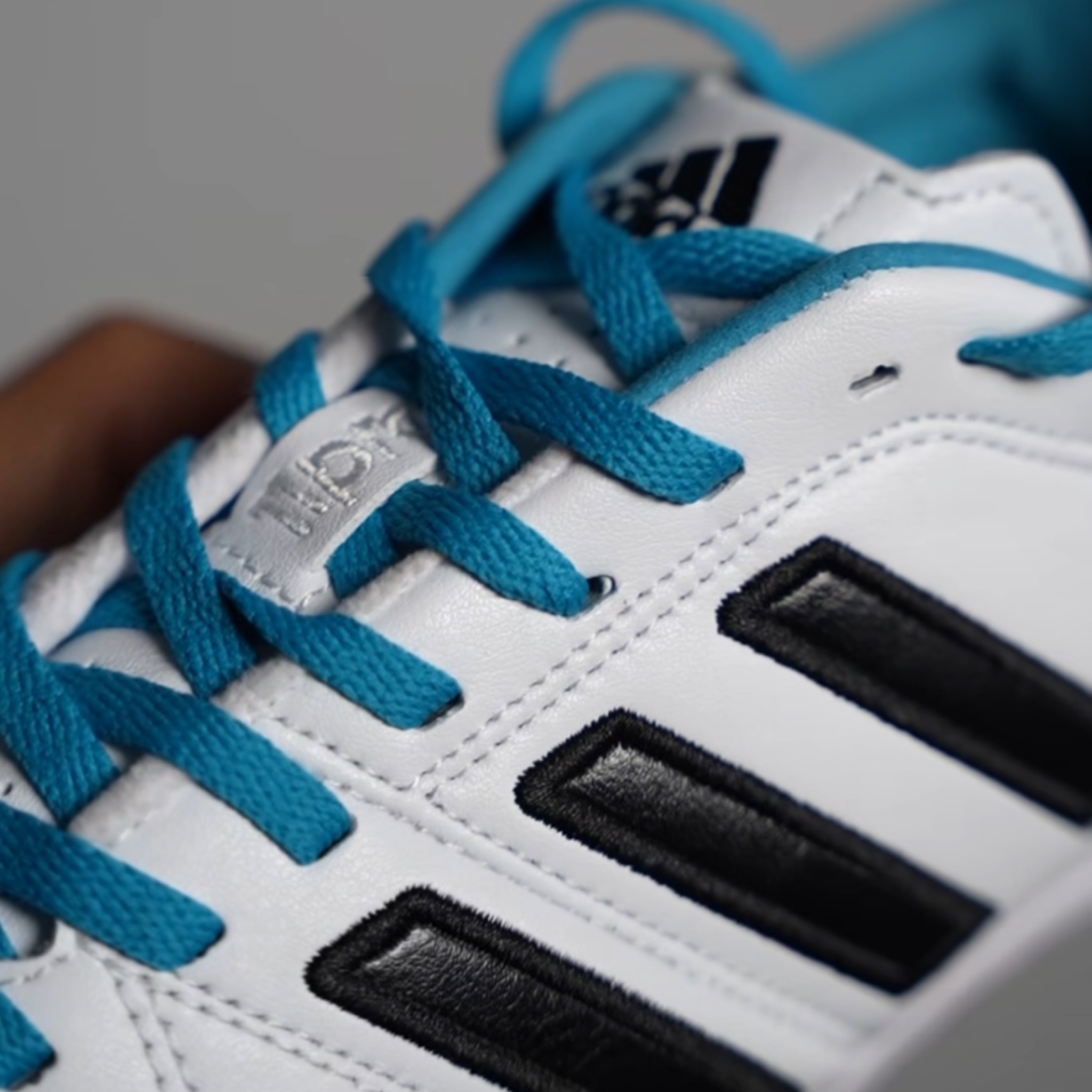  Adidas / للعشب الصناعي 