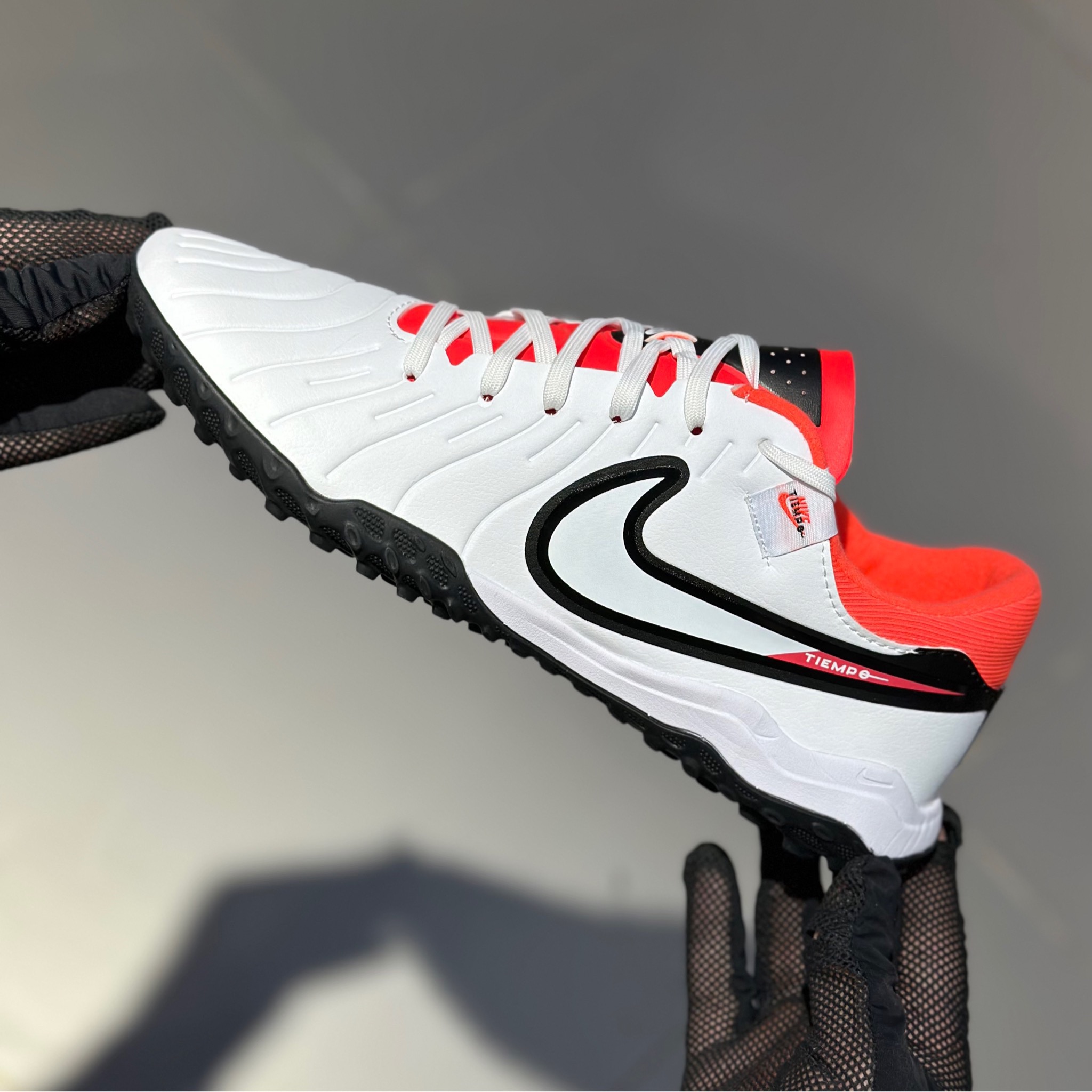  Nike Tempo/العشب الصناعي 