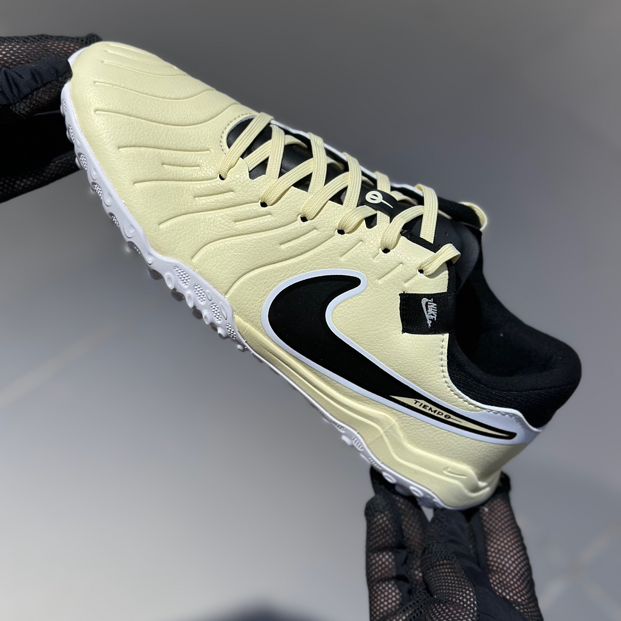  Nike Tiempo / خاص بالعشب الصناعي 