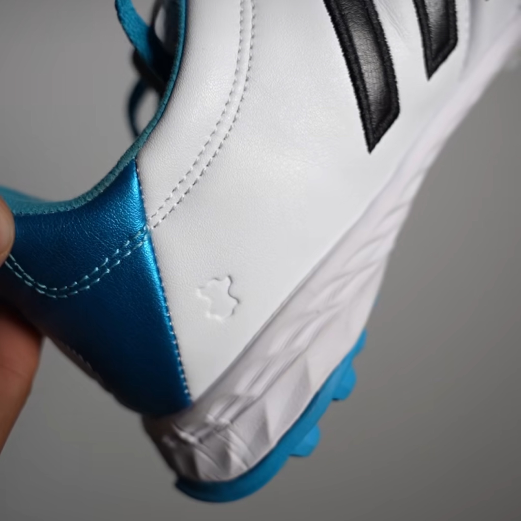  Adidas / للعشب الصناعي 