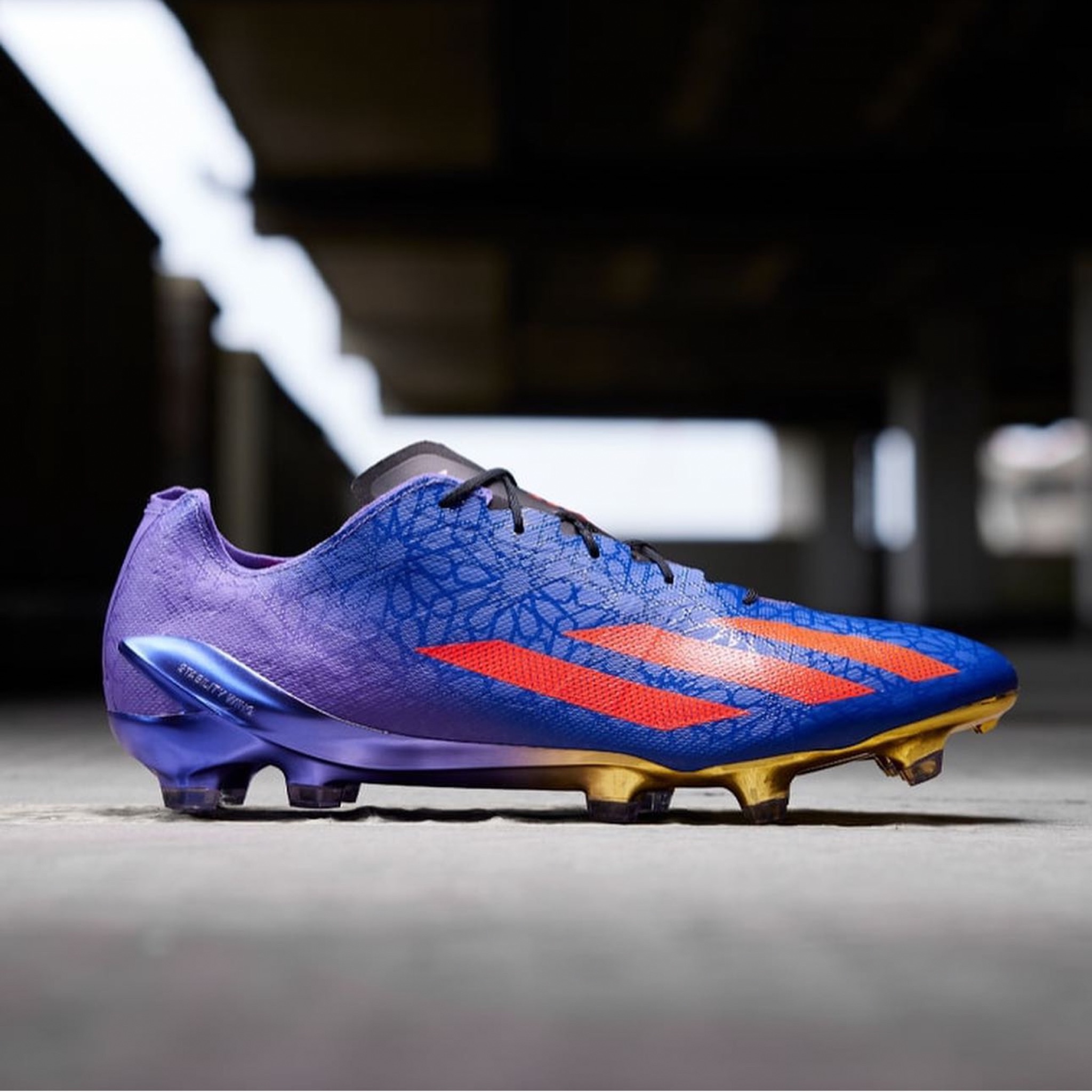  Adidas / خاص بالعشب الطبيعي  
