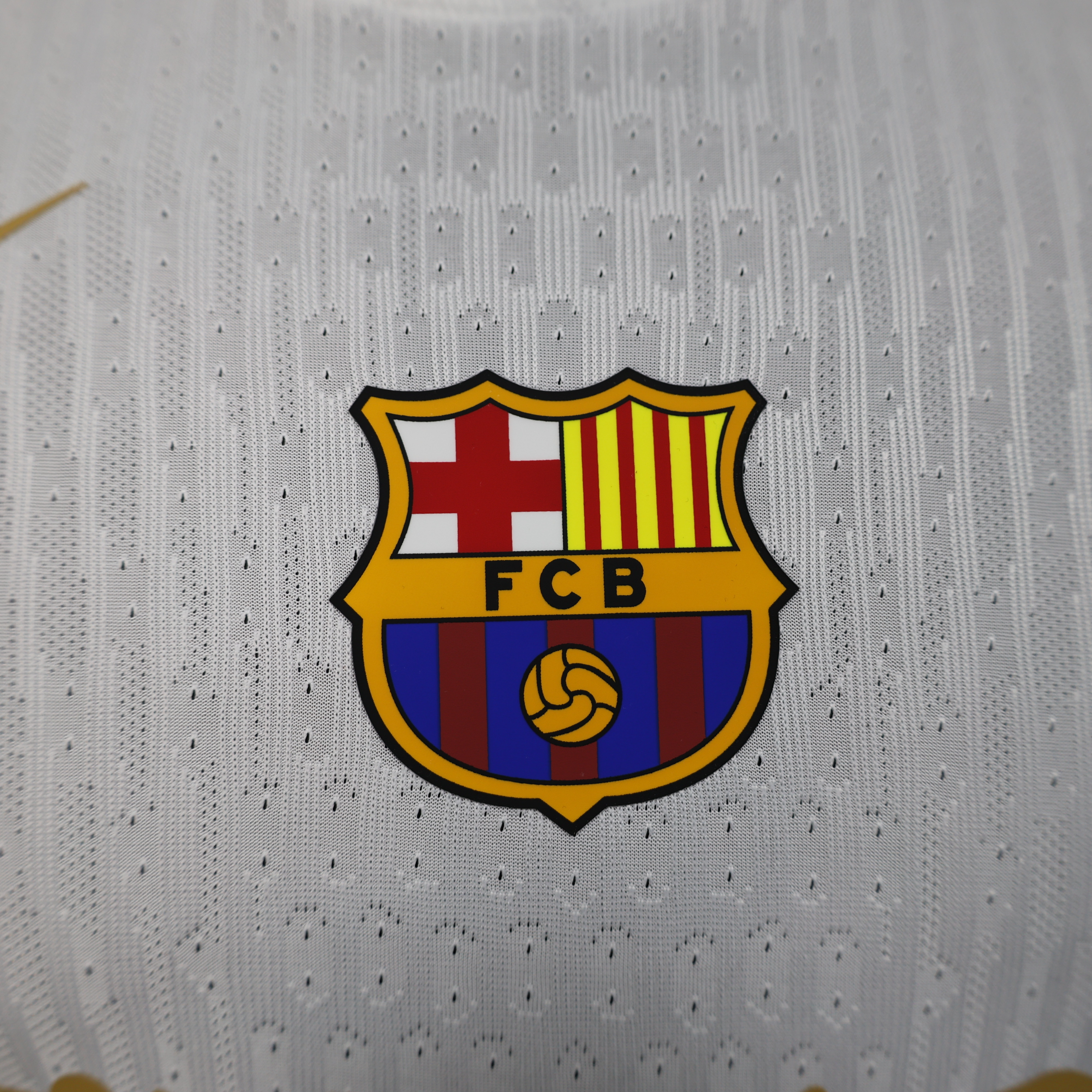 ترافيس سكوت برشلونه ابيض- 2026 